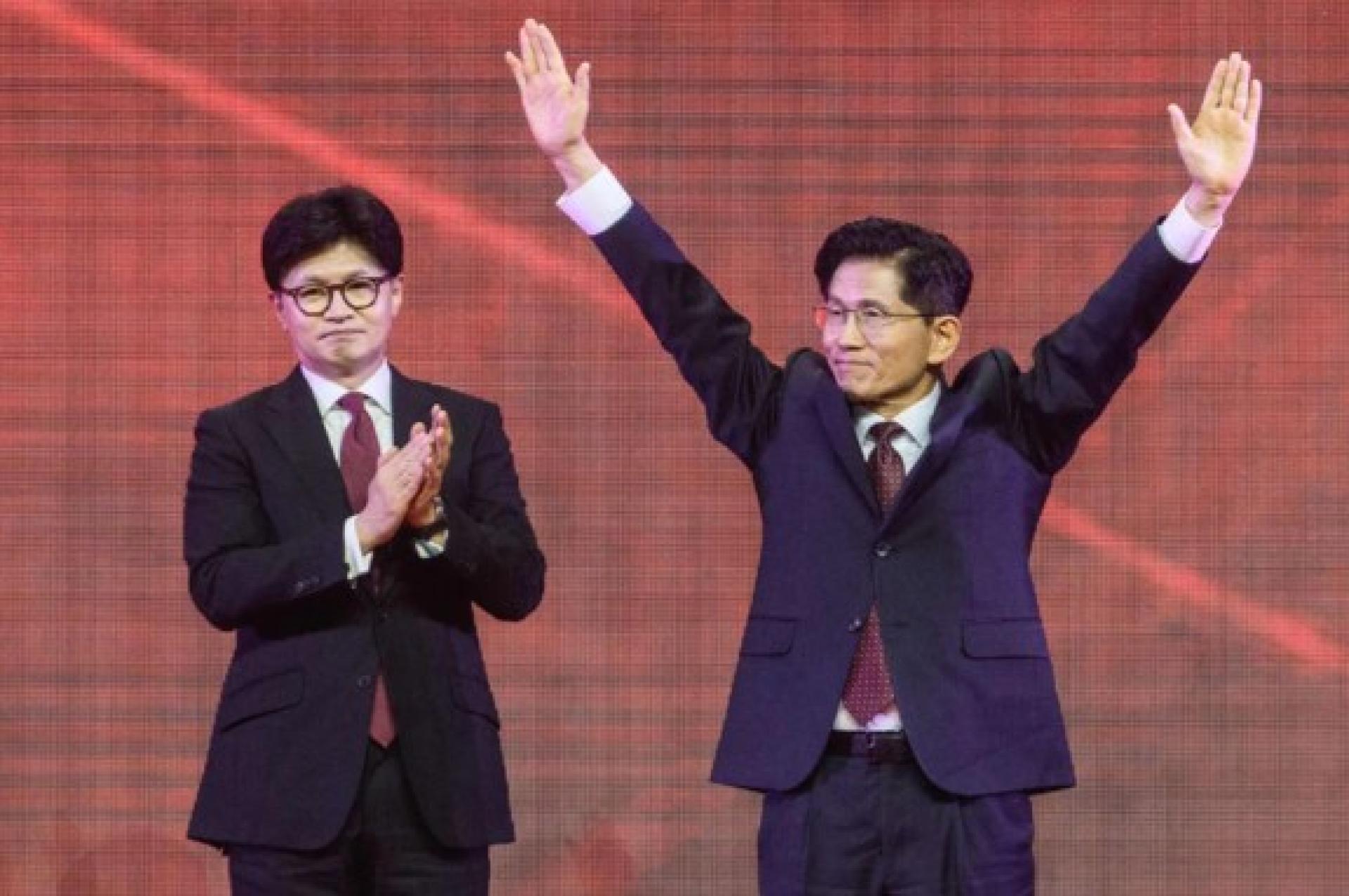 金文洙（右）将代表国民力量党角逐总统大选。