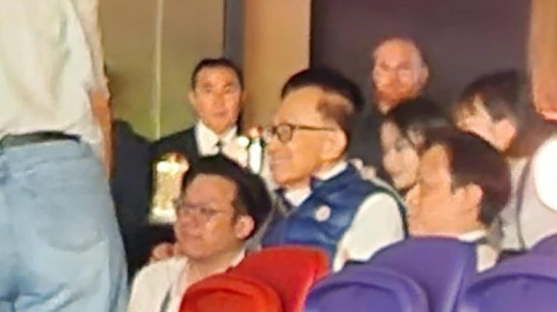 李嘉诚的座位在主场馆包厢。