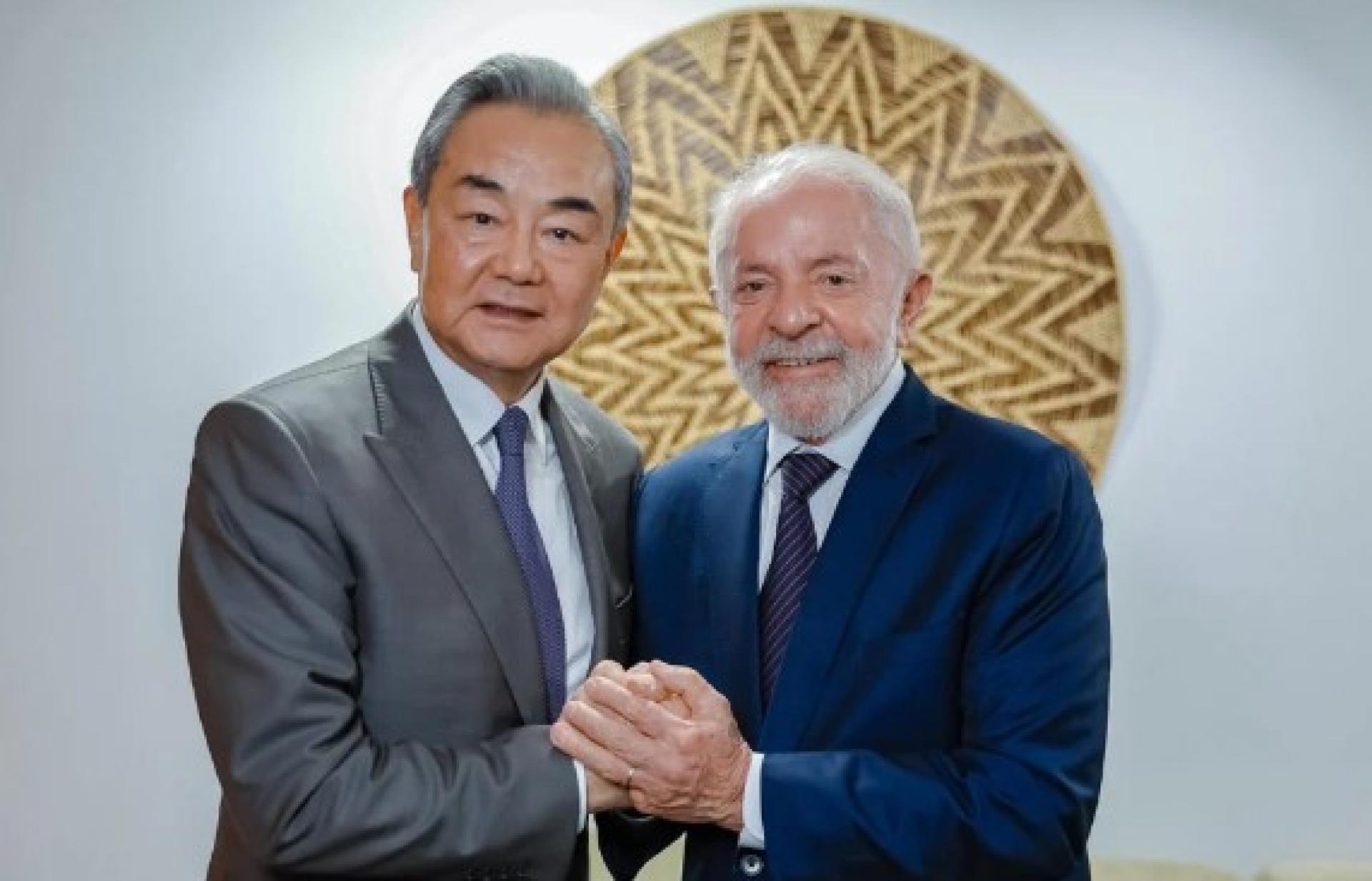 巴西总统卢拉（右）4月30日在巴西利亚会见中国交部长王毅（左）。