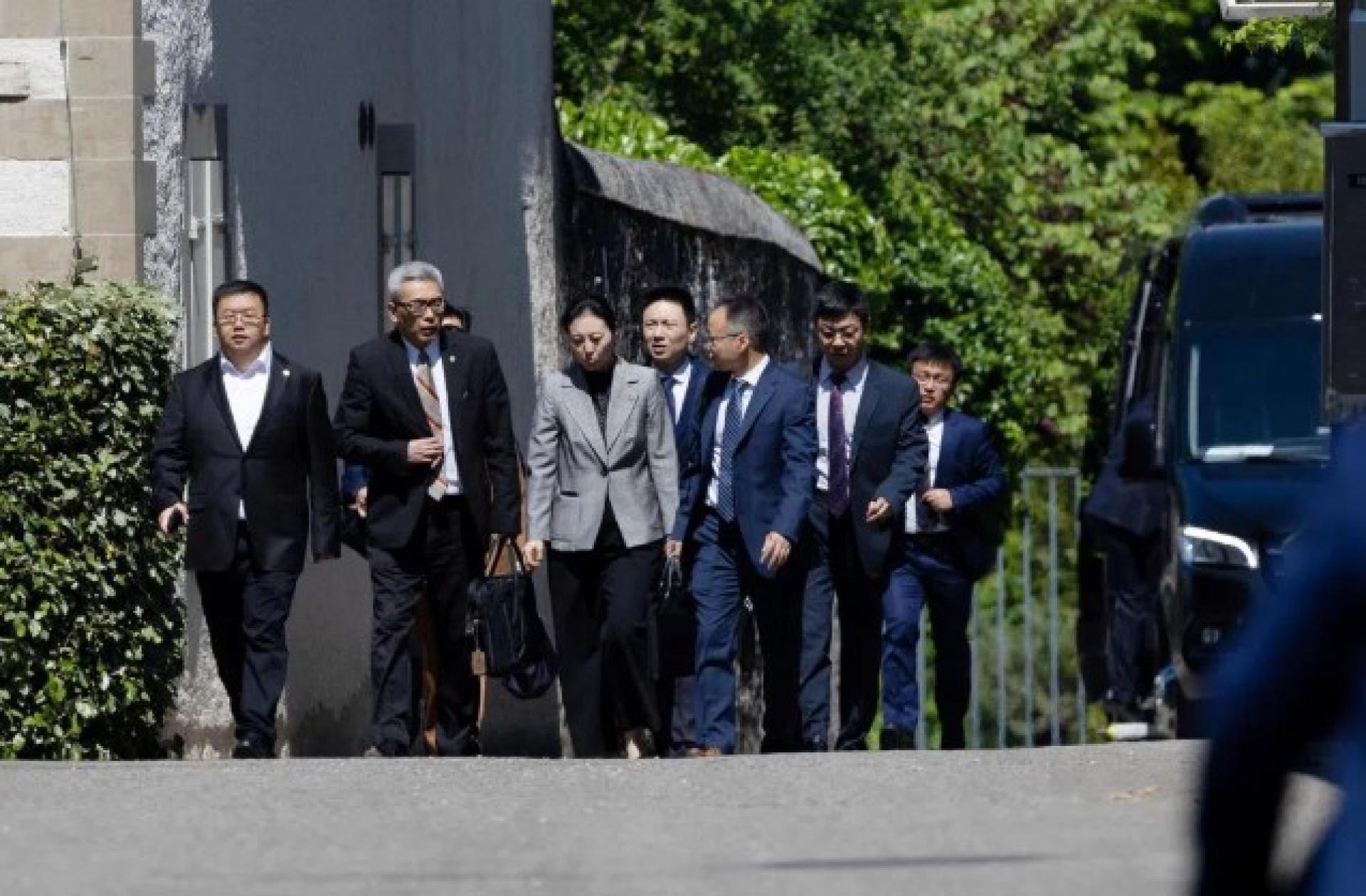中美经贸官员星期六（5月10日）在瑞士会谈，谈判地点未对外公开，但目击者见到，当地时间中午左右，中美官员离开瑞士驻联合国大使位于日内瓦市郊城镇科洛尼的官邸。图为中国代表团成员步出官邸。