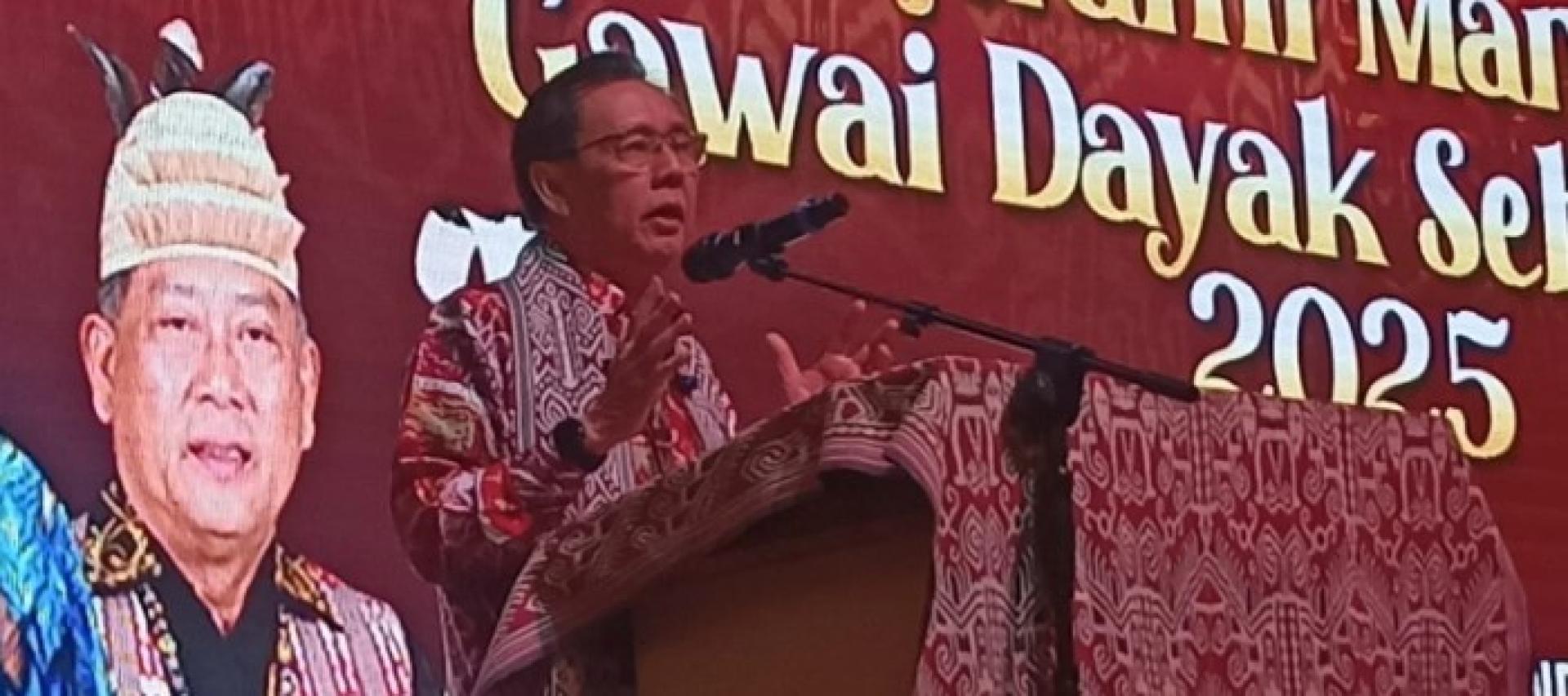 Dr Stephen Rundi semasa berucap pada Majlis Pengerami Mantar Gawai Dayak Sebauh 2025 di sebuah restoran terkenal di Bintulu, malam tadi.