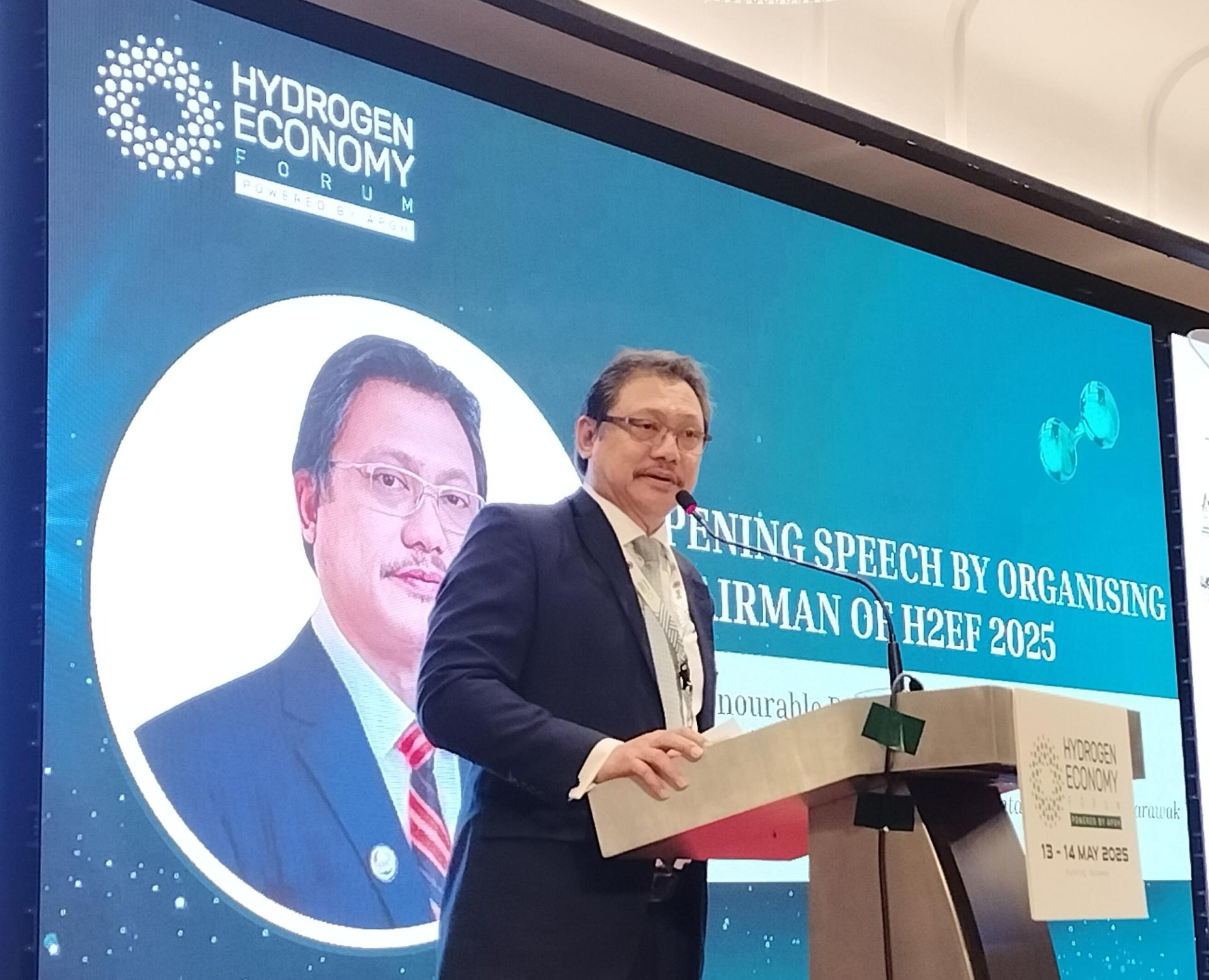 拿督哈兹兰在2025氢能经济论坛开幕致词中发言。