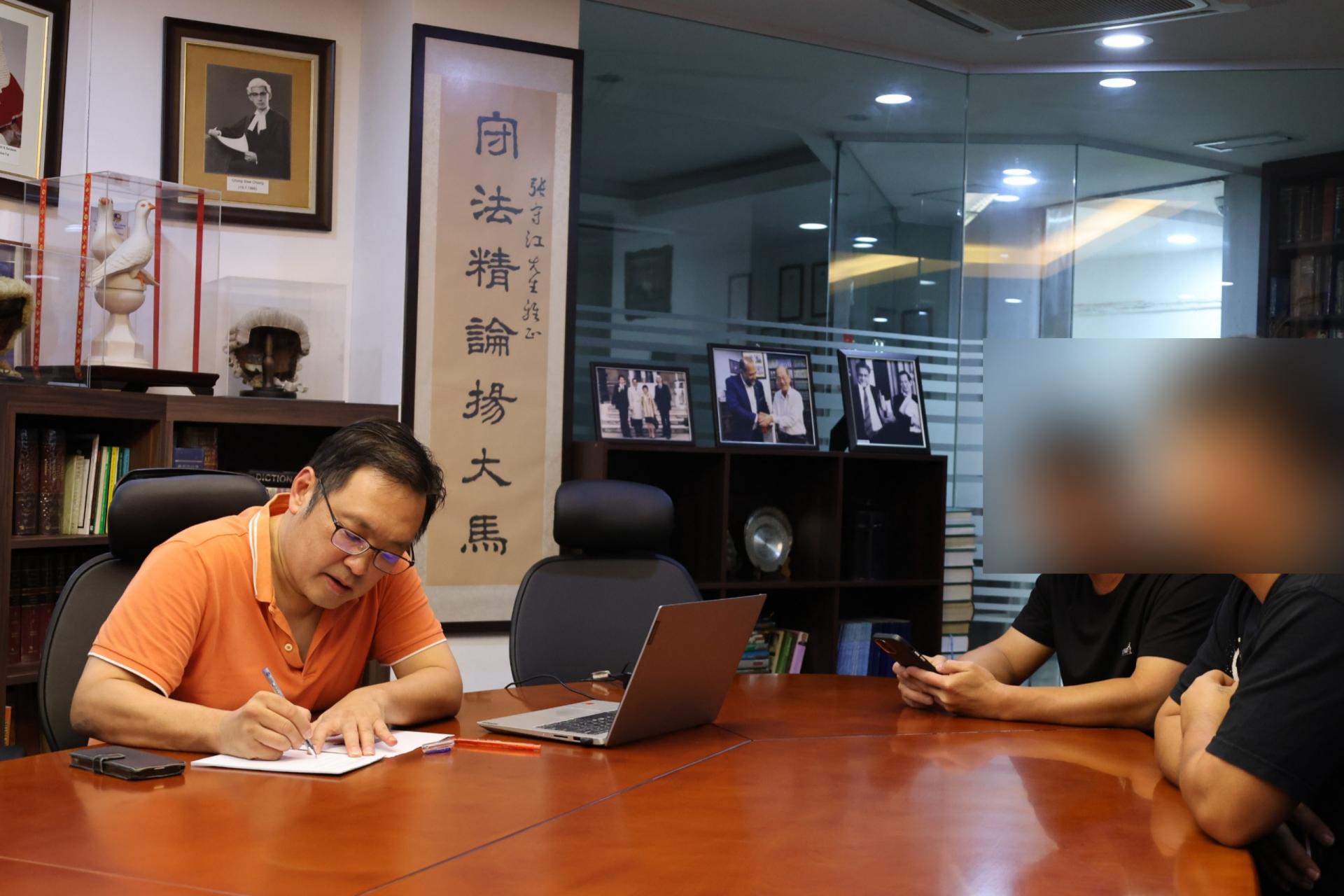 商人（中）在友人的陪同下，登门向砂行动党主席兼国州议员张健仁（左）求助。