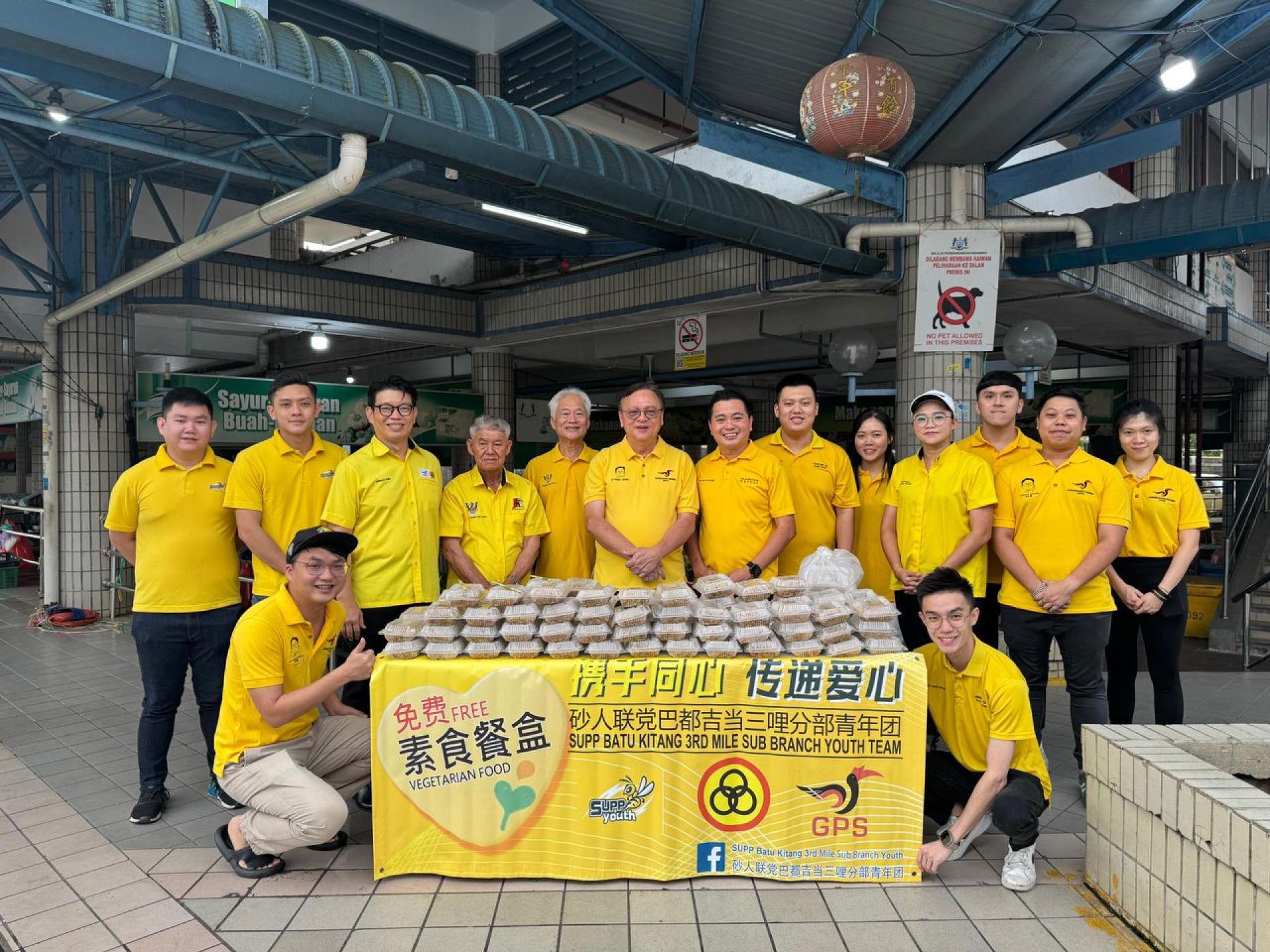 巴都吉当议员拿督罗克强（站者左6）也出席参与并与青年团领袖们合影。