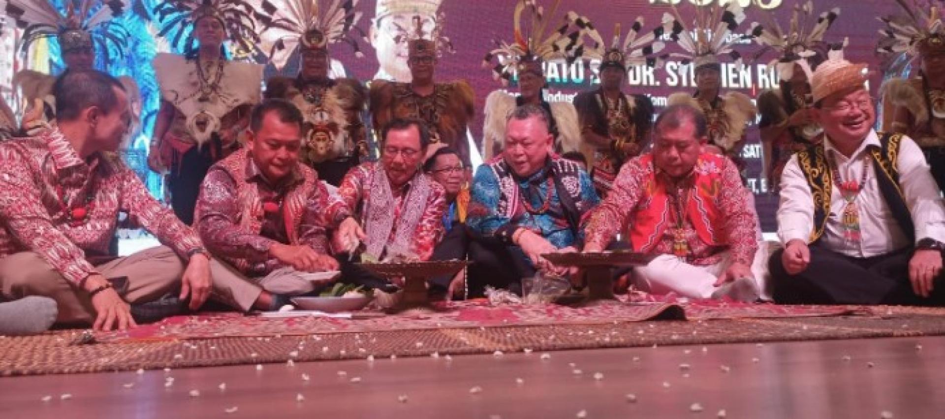 Rundi bersama kenamaan lain menyertai upacara miring sempena Majlis Pengerami Mantar Gawai Dayak Sebauh 2025 di sebuah restoran terkenal di Bintulu.