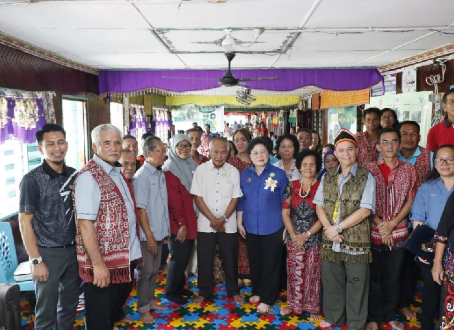 Rakam Kenangan: Datuk Seri Doris Sophia Brodie (tengah) merakam kenangan bersama Pengarah IKMa, Roziah Mohamed (lima dari kiri), barisan pengurusan KKTSB serta para peserta program.
