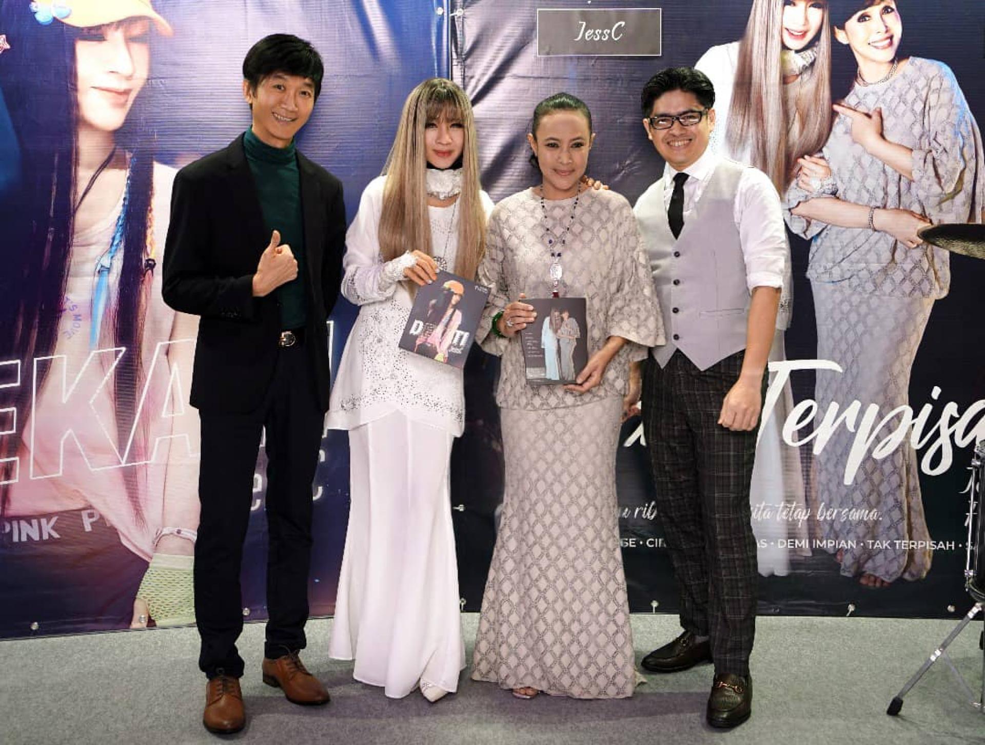 摇滚公主钟洁希JessC（左2）与马来西亚天后Fauziah Latiff（Jee）（右2）在新专辑《Dekati》发布会上合影。