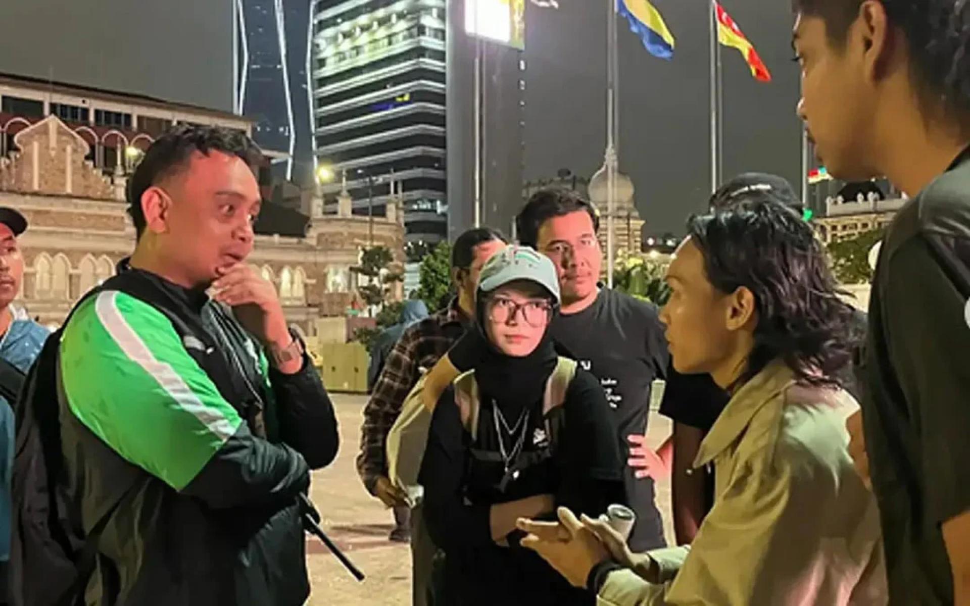 和平读书分享会主办方与到场的执法员交涉。（图取自Instagram）