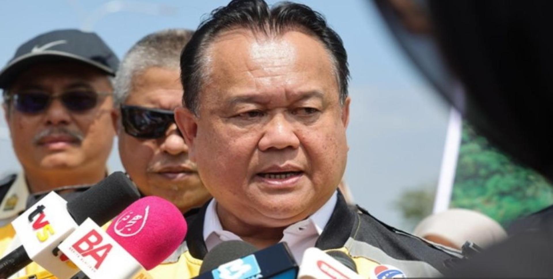 公共工程部长拿督斯里亚历山大·南达·林奇。