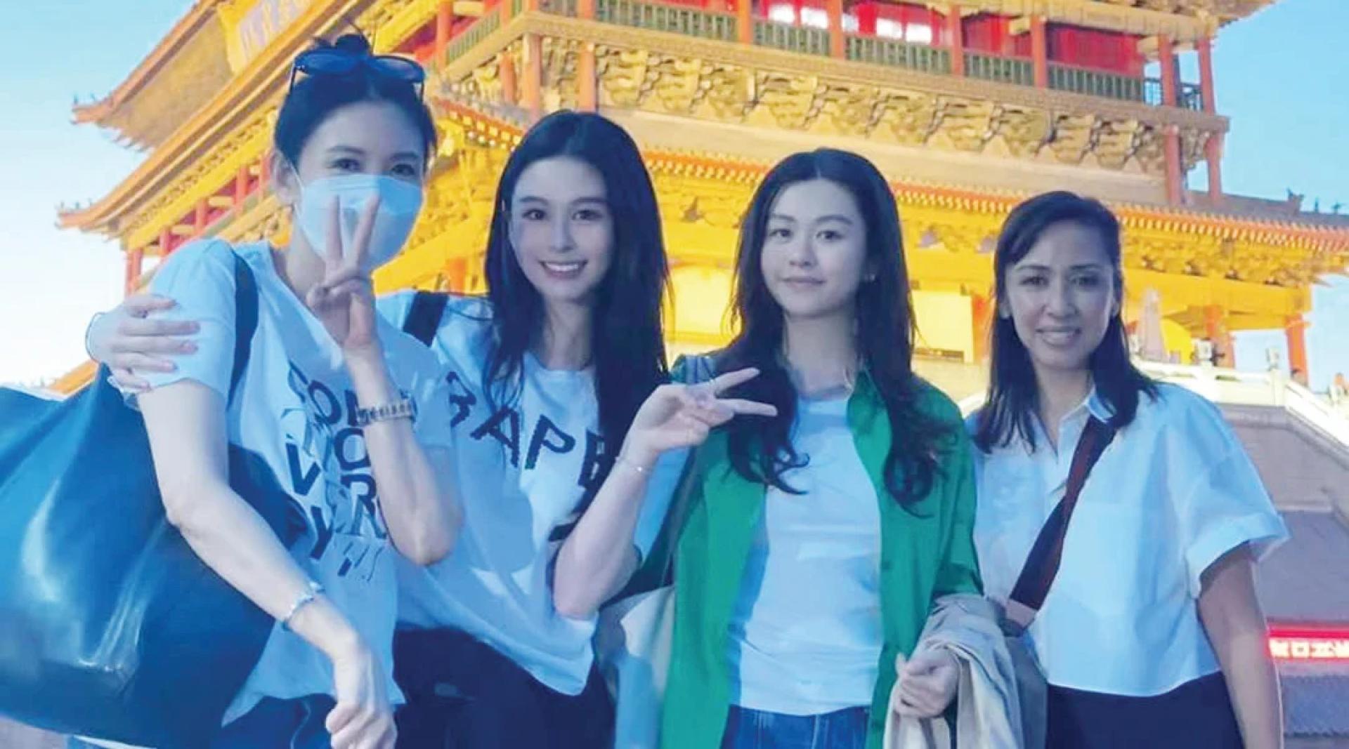 沈月（左二）与妈妈邱淑贞（左一）、妹妹沈日（右二）到西安旅游。