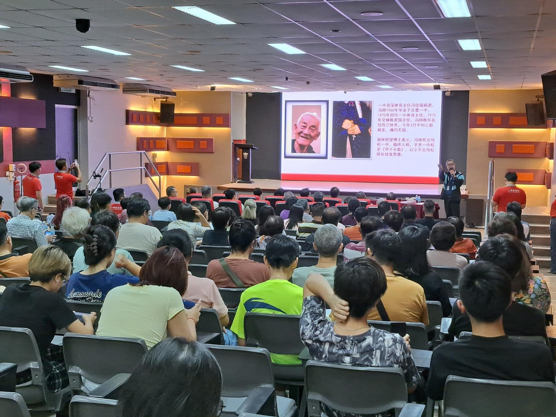 “校史讲座：故事里的1958”得到热烈的响应。