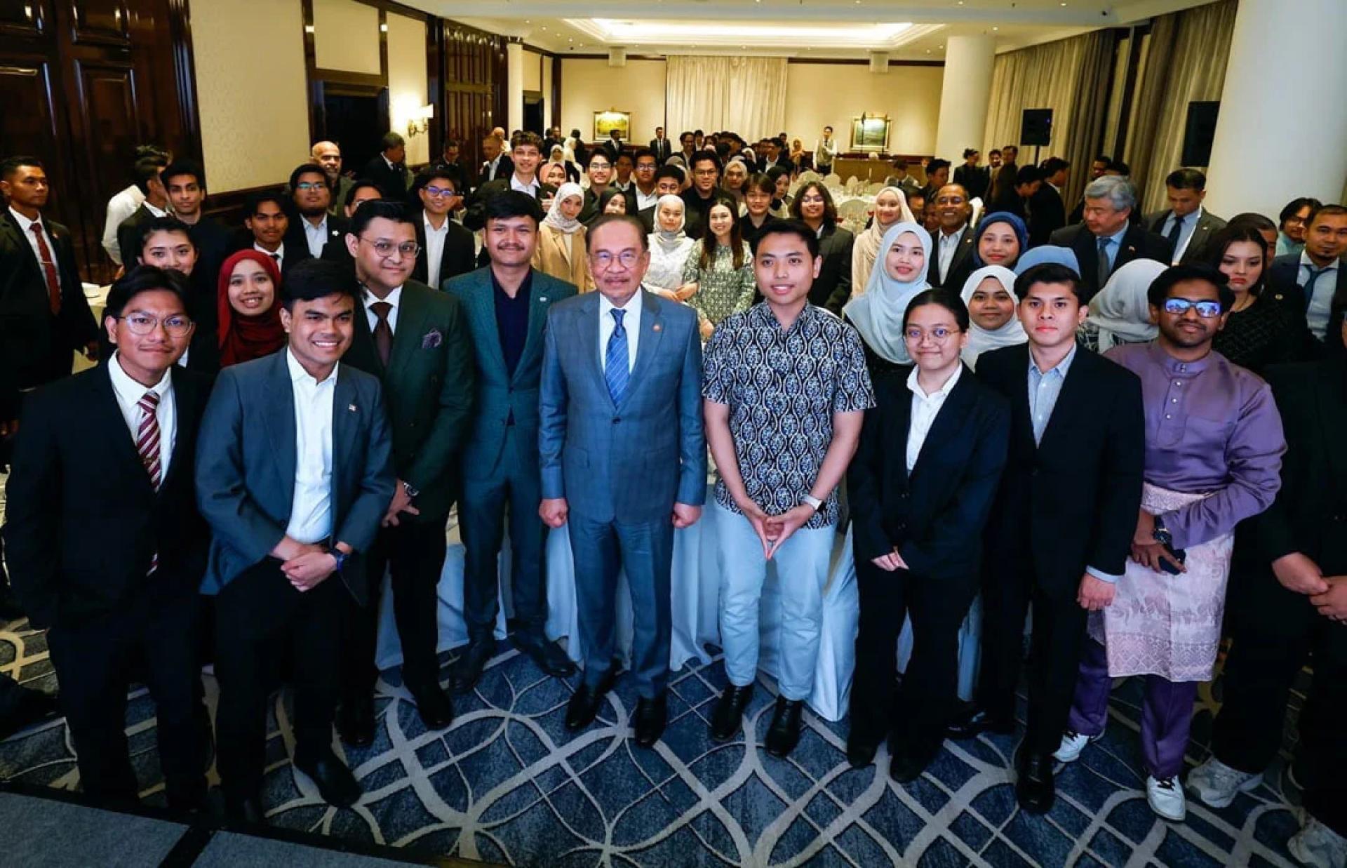 安华与旅居俄罗斯与的大马人在交流会上合影。