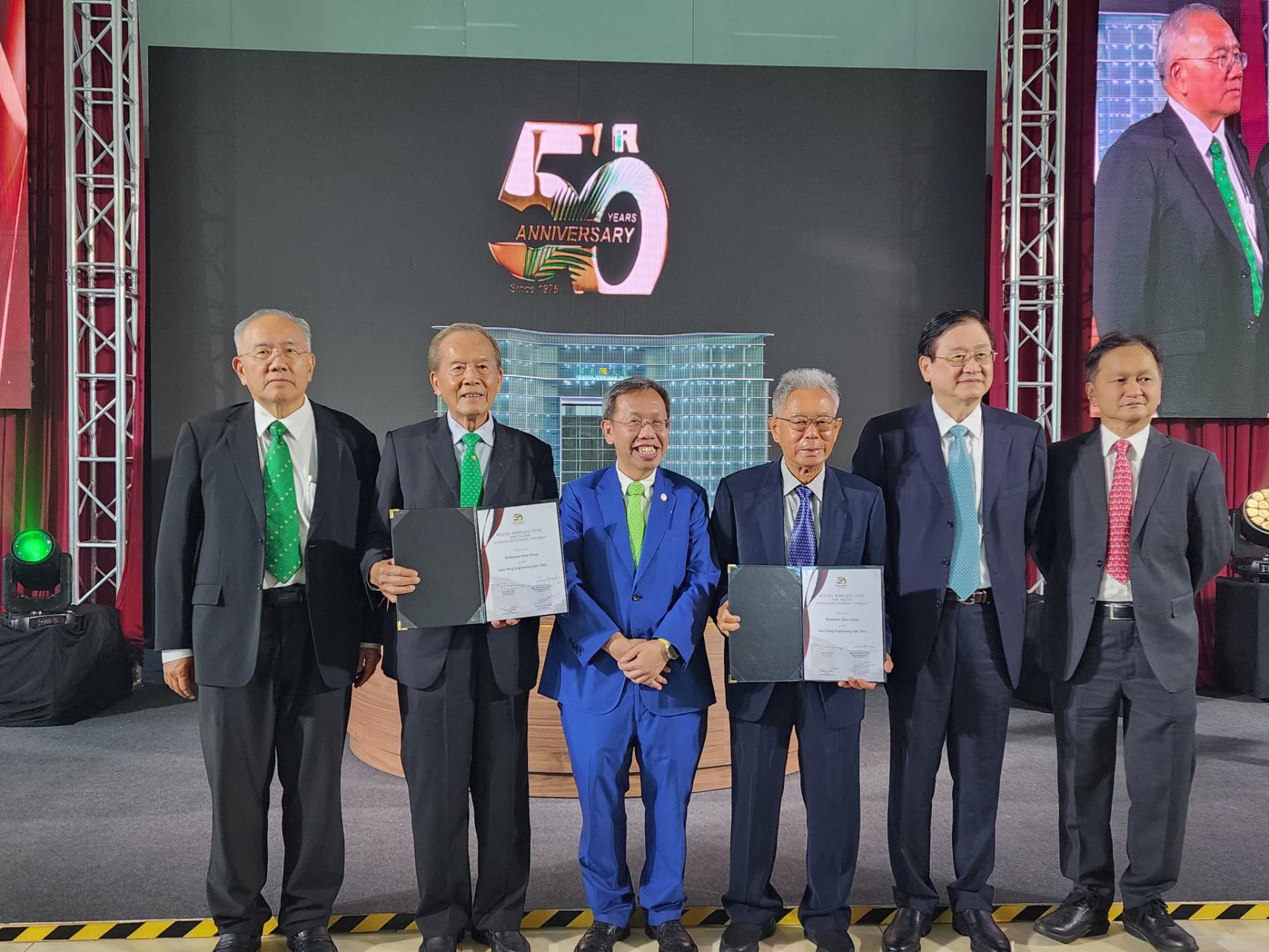 副总理拿督阿玛沈桂贤（左3）代表总理阿邦佐哈里主持常青大厦新外观及内部装修启用仪式。