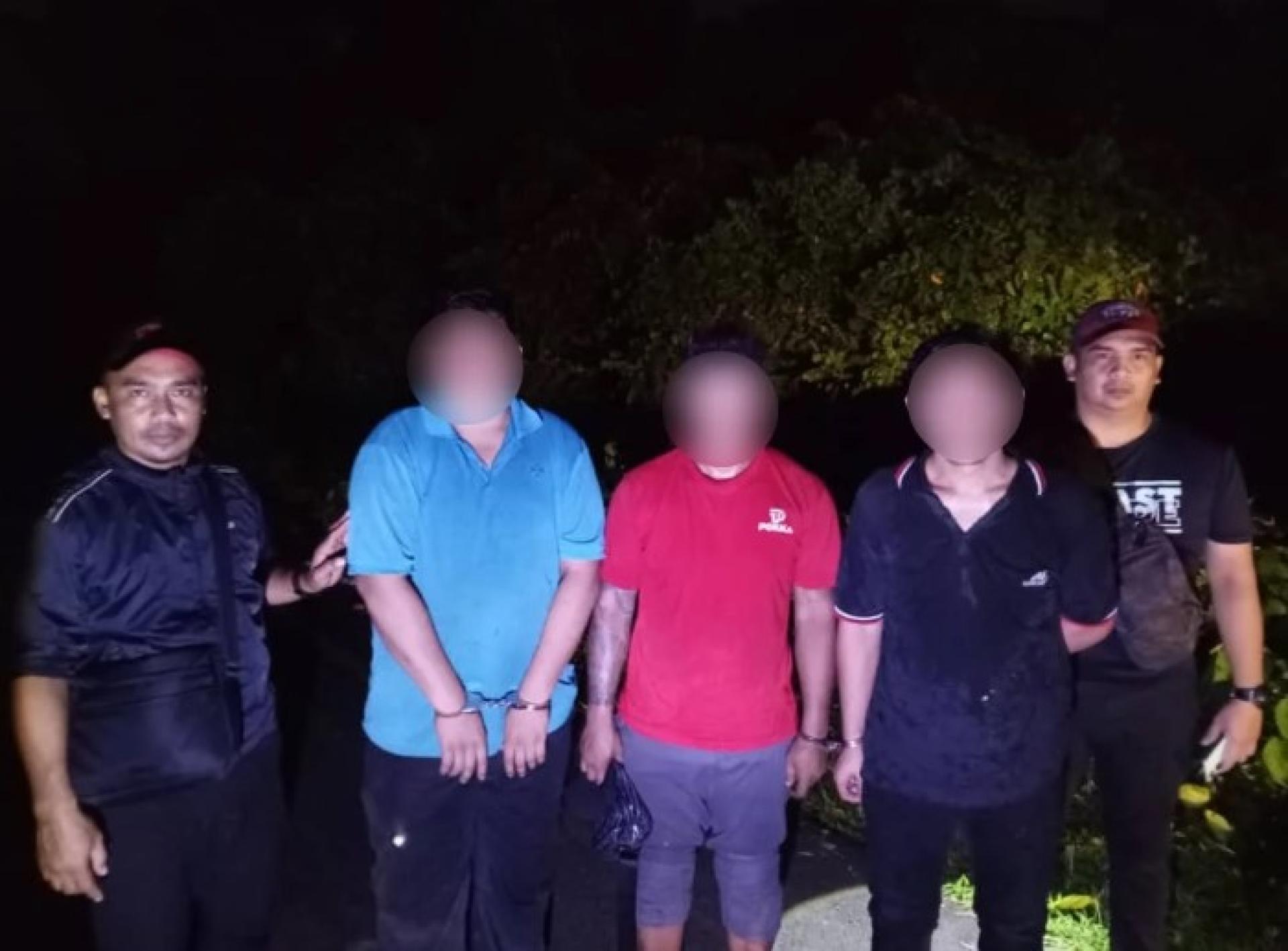 Ketiga-tiga suspek ditahan polis di luar premis kedai barang lusuh, malam tadi.