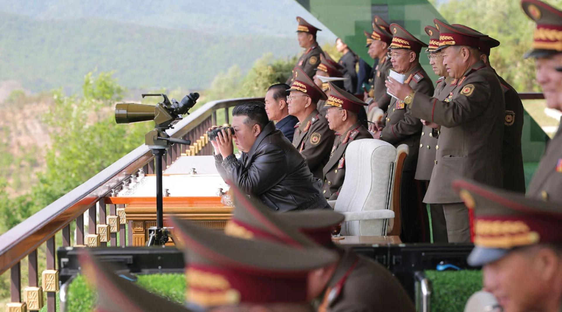 金正恩观摩各兵种综合训练。