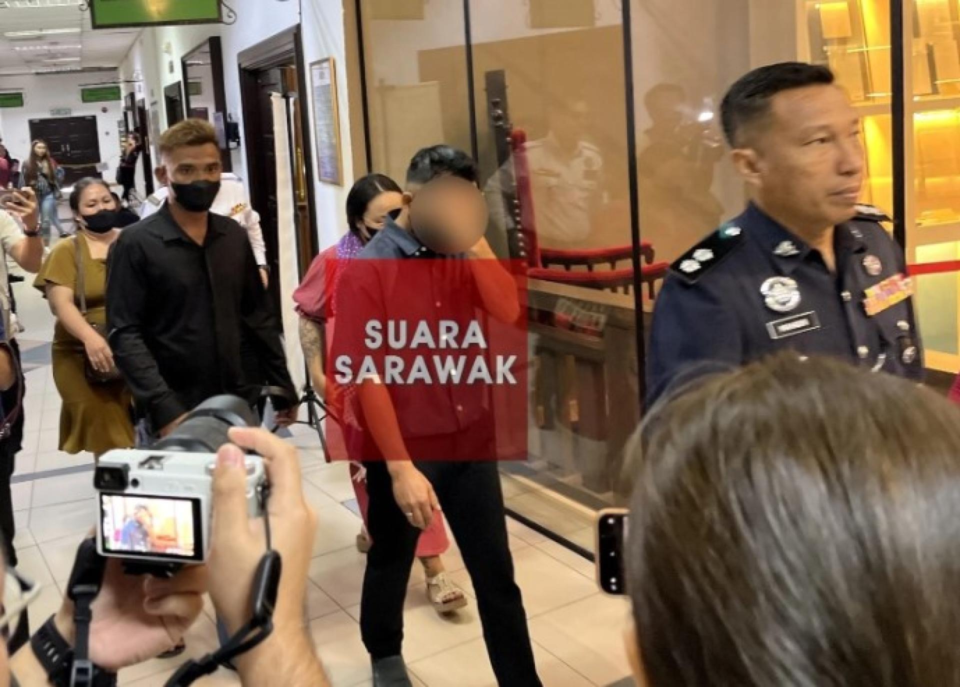 被告在庭审后由交通警察带离法庭。