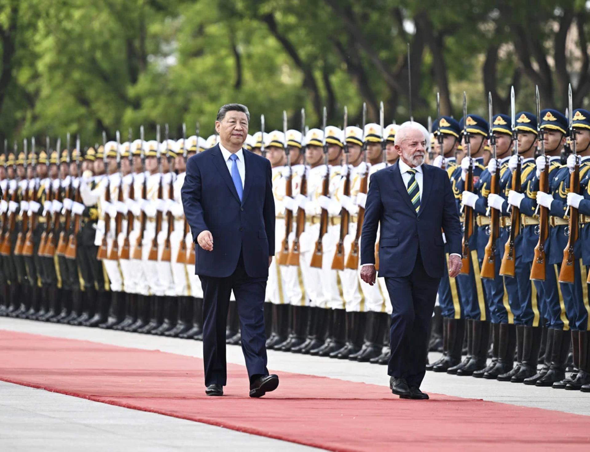 中国国家主席习近平（左）在人民大会堂东门外广场为巴西总统卢拉（右）举行欢迎仪式。