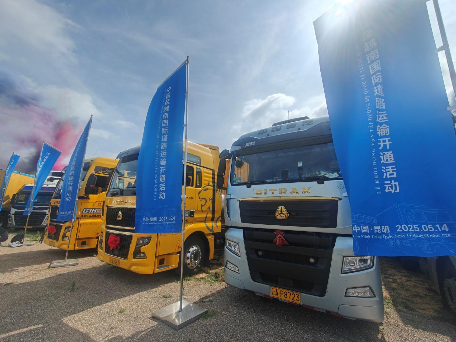 5月14日，中国至越南河内国际道路运输线路开通，图为中越（昆明—河内）国际道路运输开通活动发车仪式上的中方货运车辆。