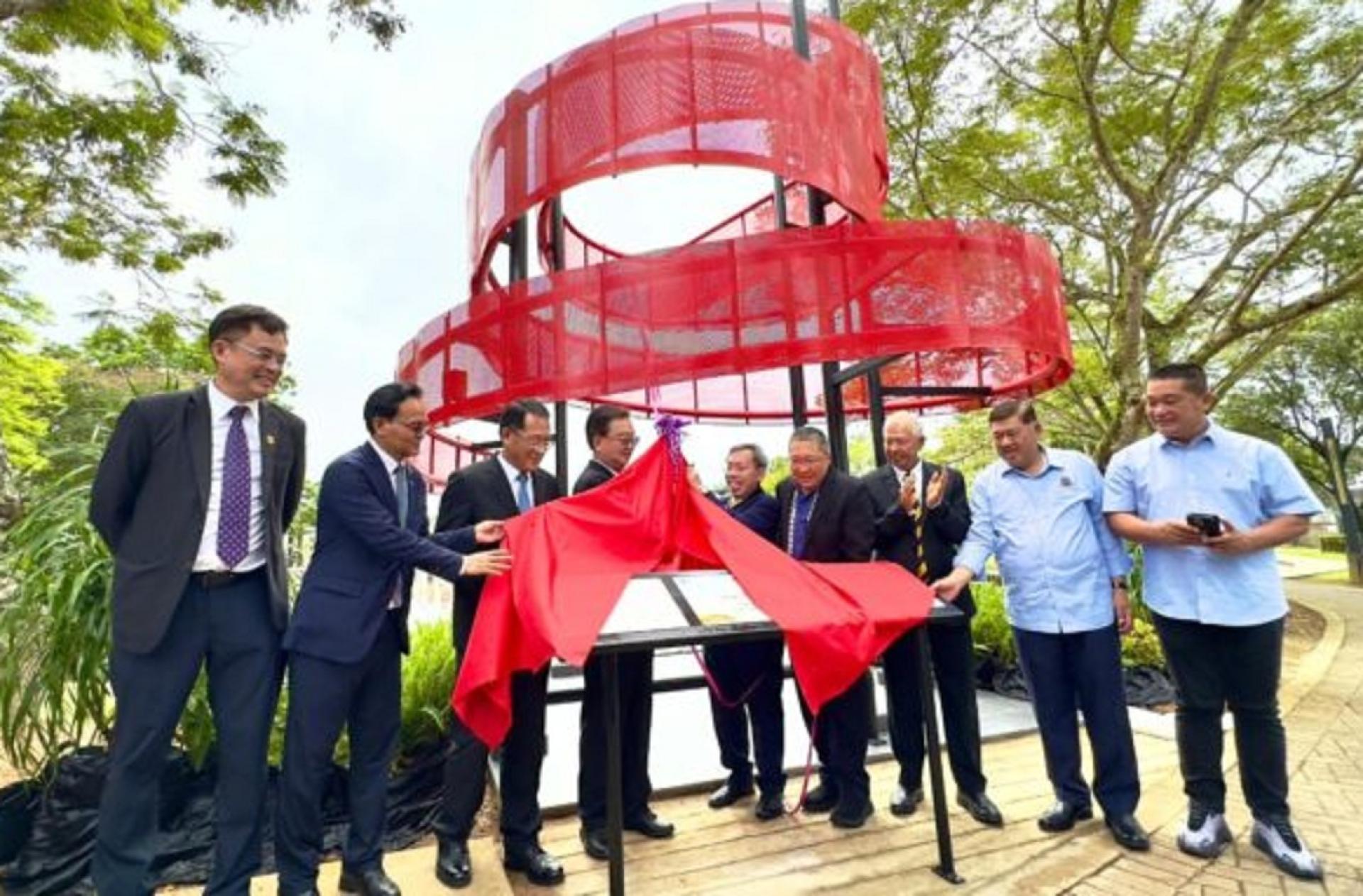 砂副总理拿督阿玛沈桂贤（右5）与中国中共云南省委书记兼云南省人大常委会主任王宁（左4）以及在场其他嘉宾，共同为纪念亭主持揭幕。左起包括巴达旺市议会主席陈开、云南省委外事工作委员会办公室主任杨绍成及中国驻古晋总领事邢伟平。而右起为施志豪州议员、南市副市长苏海里、拿督陈超耀及市长拿督黄鸿圣。
