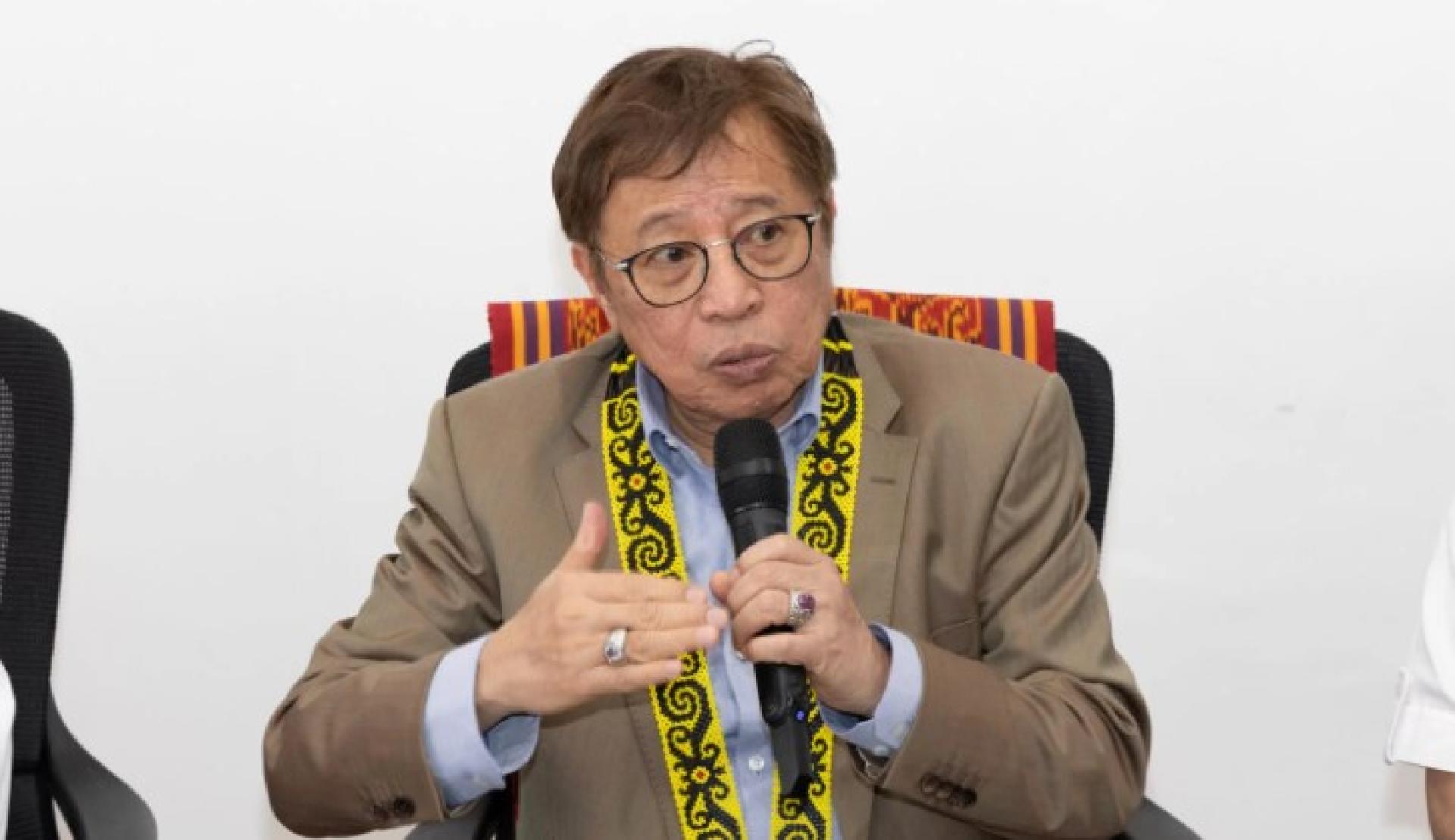阿邦佐哈里在泗里街省砂政府行政中心启用仪式后的记者会上发言。
