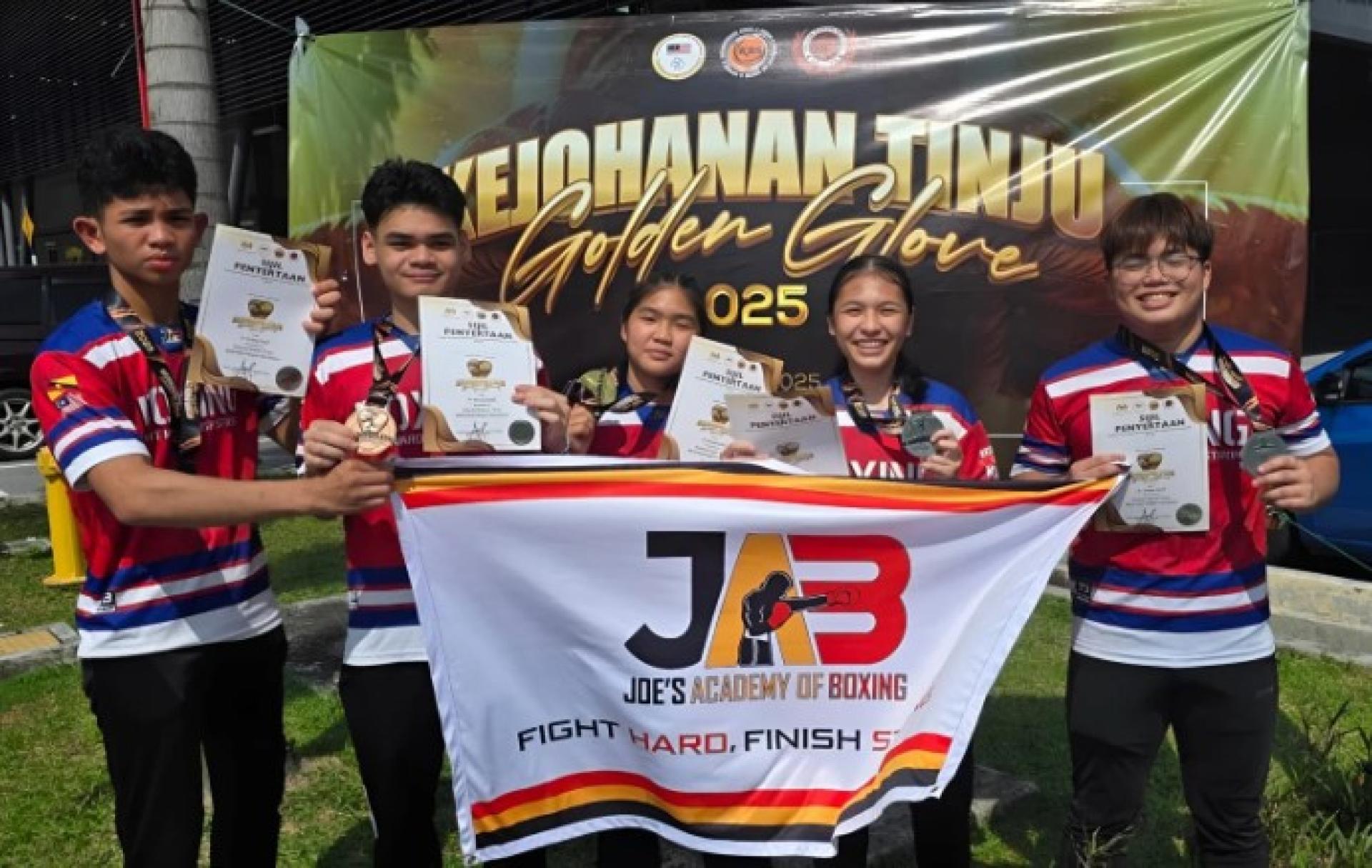 Petinju JAB merakam gambar bersama-sama pingat yang dimenangi mereka.