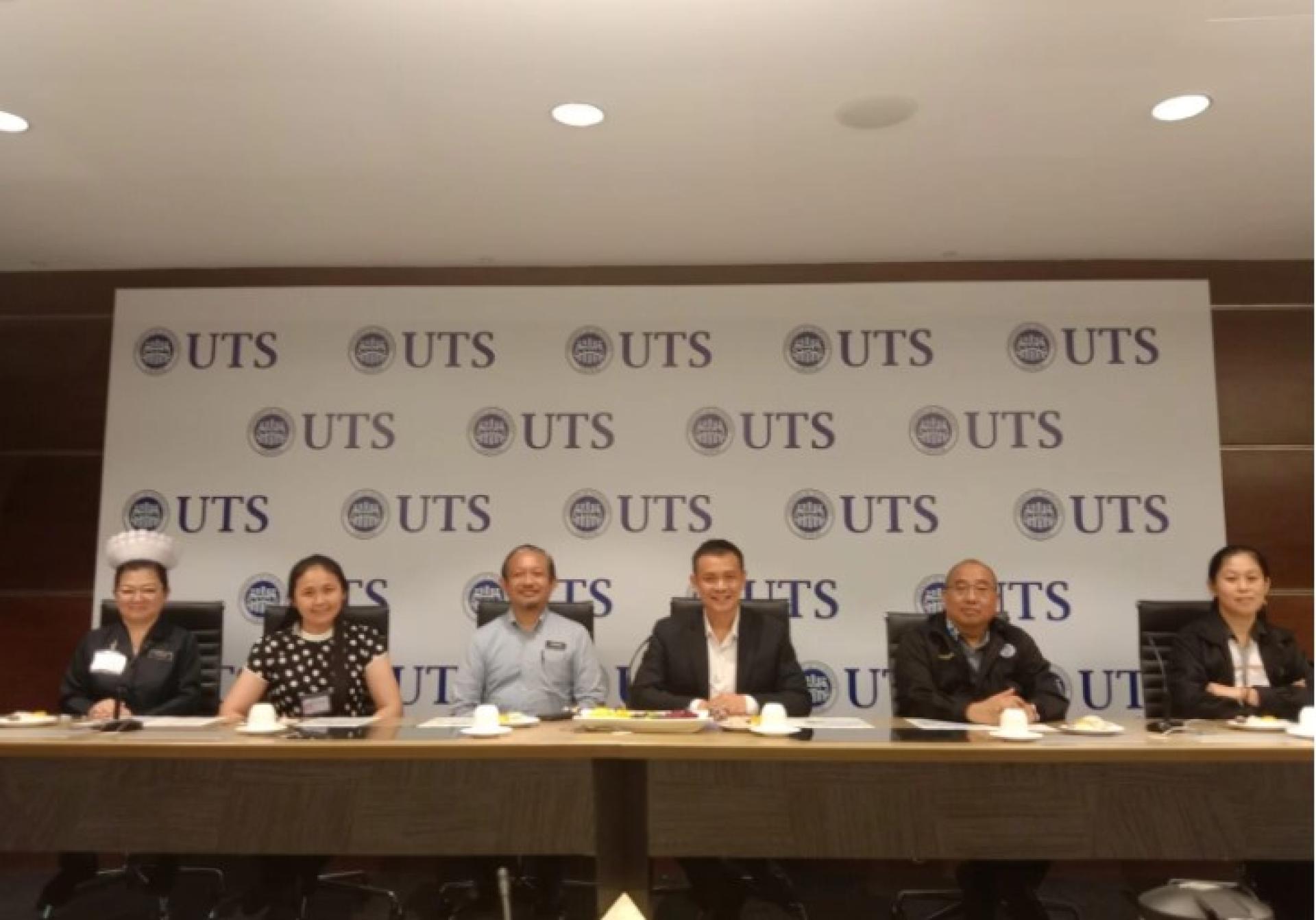 沙里尔（左4）与组织委员会成员在新闻发布会上合影。