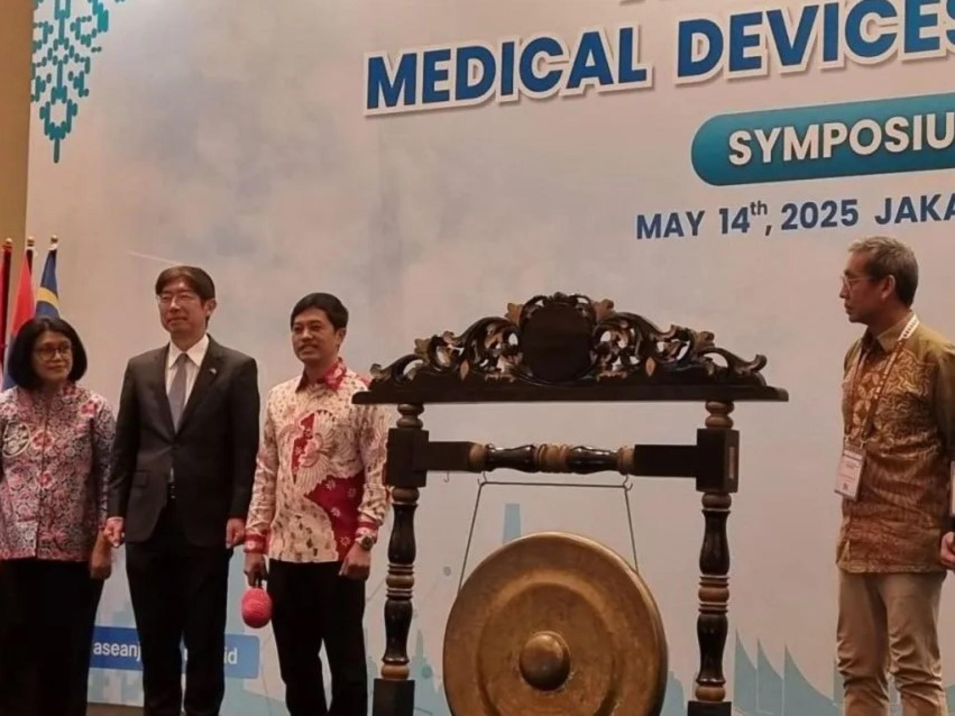 印尼卫生部副部长丹特萨克索诺哈布沃诺（左3）在雅加达为 2025 年东盟日本医疗器械监管培训主持开幕。