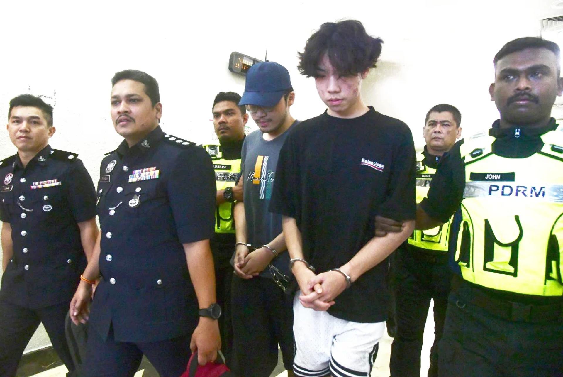 两人周二（13日）被押上吉隆坡地庭，面对抵触刑事法典第420条文（欺诈）、第511条文（企图犯罪）及第34条文（串谋），最高可判囚10年、罚款与鞭刑。