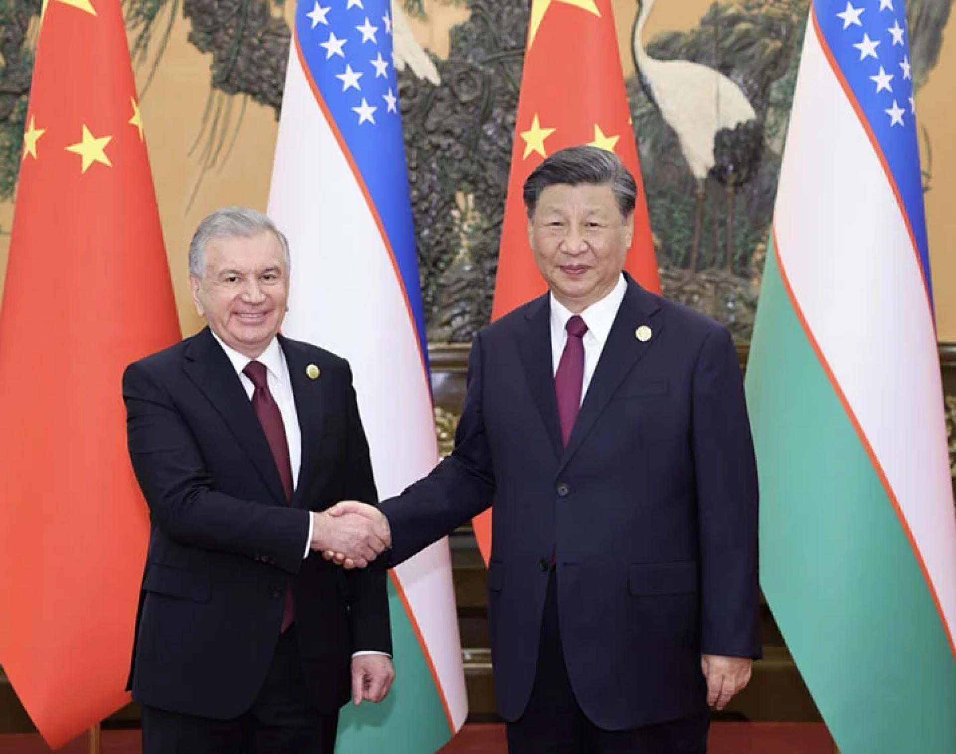 中国国家主席习近平在2023年10月17日会见来华出席第3届“一带一路”国际合作高峰论坛的乌兹别克总统米尔济约耶夫。（图：新华社）