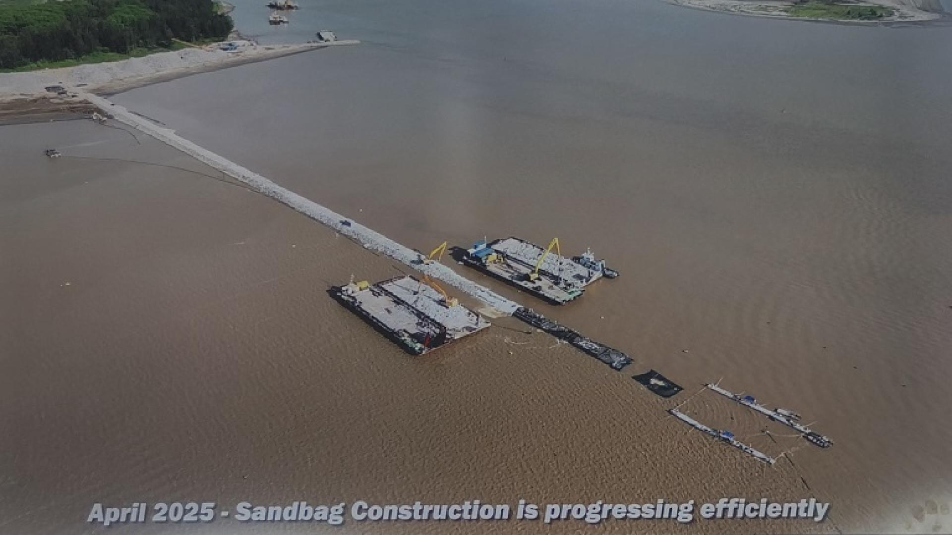 第一期美里瓜拉峇南港口导流堤及疏浚工程，2025年4月沙袋施工进展顺利。