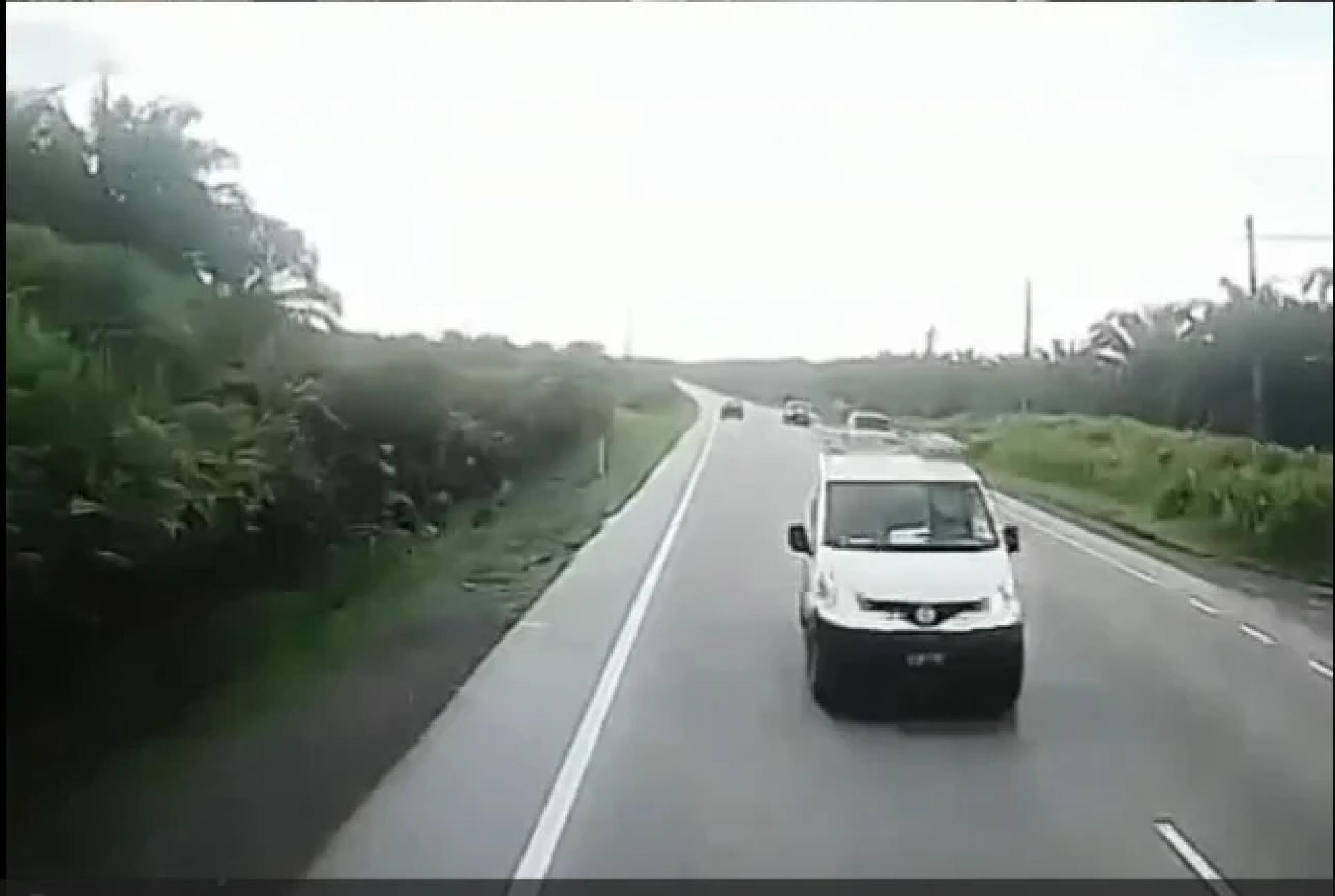行车记录器显示，货车危险超车，直接撞上罗里。