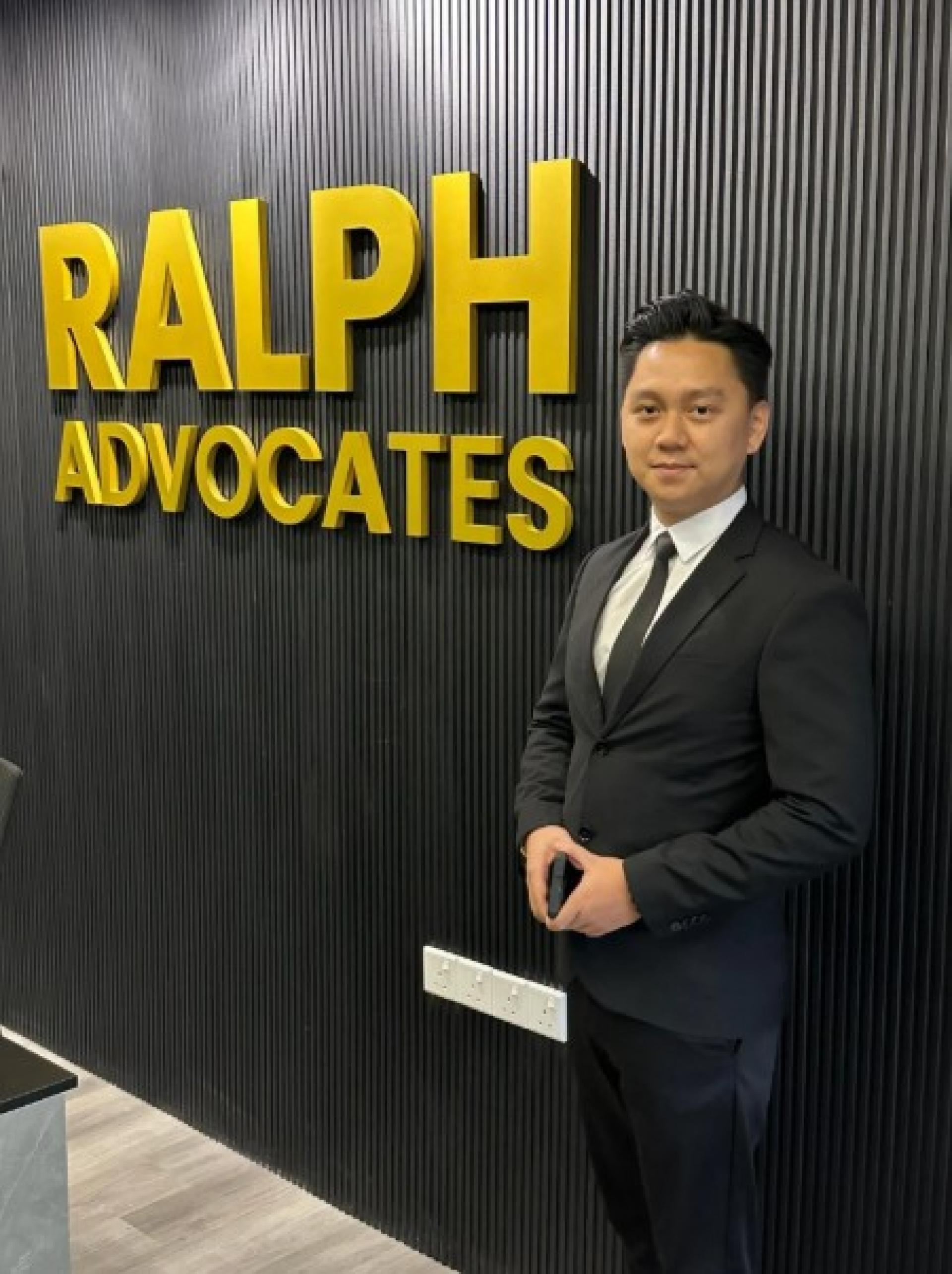 律师拉尔夫李振杰呼吁更严格执法。