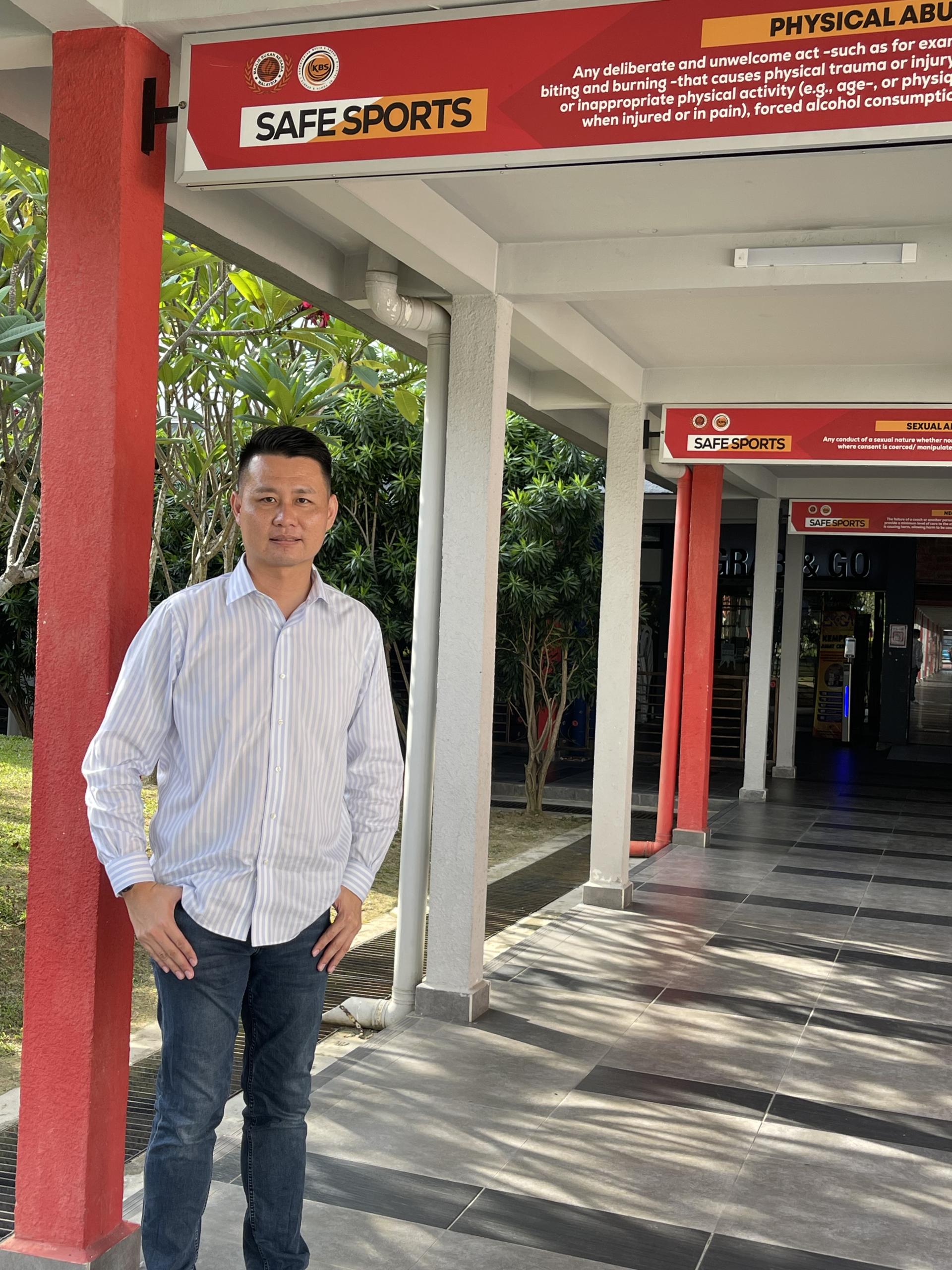 国家体育理事会董事林思健在“安全运动”醒觉运动宣传牌前时摄。