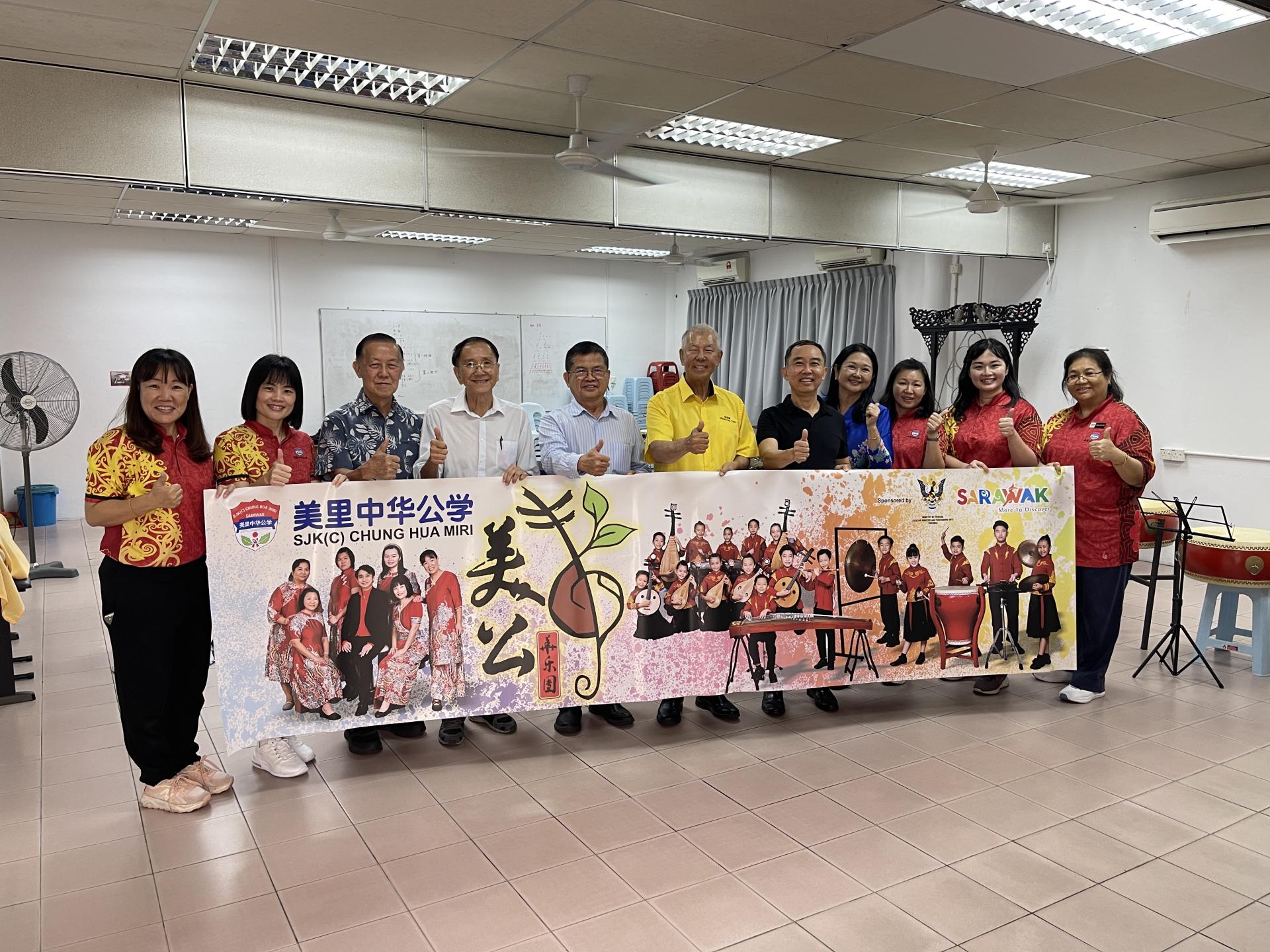 砂旅游副部长拿督陈超耀（左6）、美公董事长李开运（左5）、校长陈泳伽（右4）与代队老师们合影。