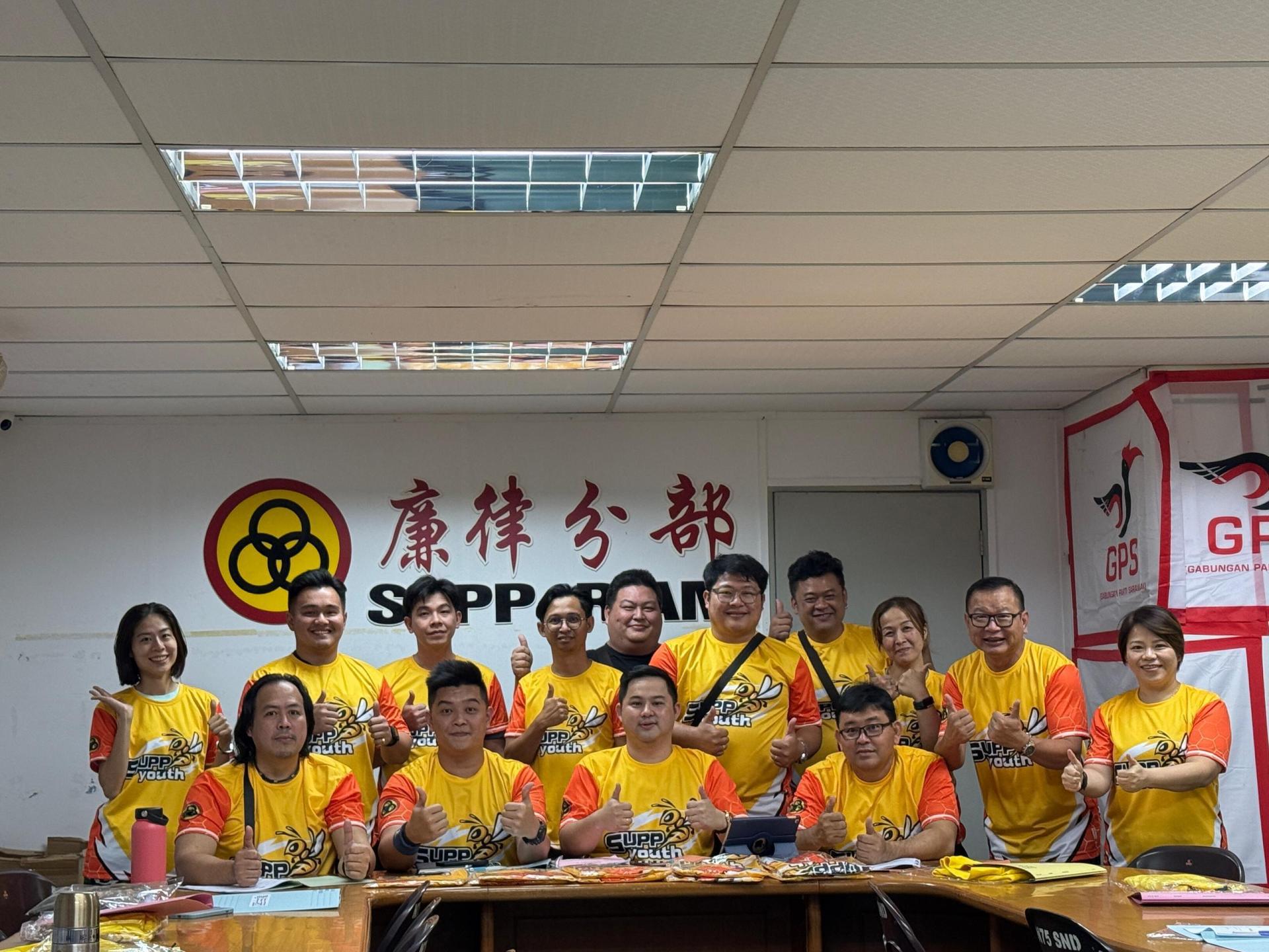 砂拉越人联党廉律分部青年团羽毛球比赛筹备会成员合影。坐者右2为刘佑忠。