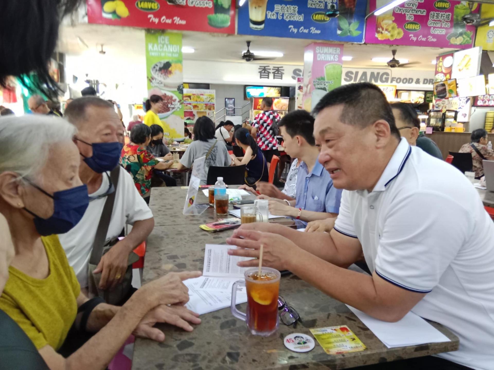 巴都林当区州立法议员施志豪（右）讲解并协助民众注册申请由砂拉越政府推出的“年长者健康福利”（SCHB）、砂基本需求援助计划援助金（SKAS）。