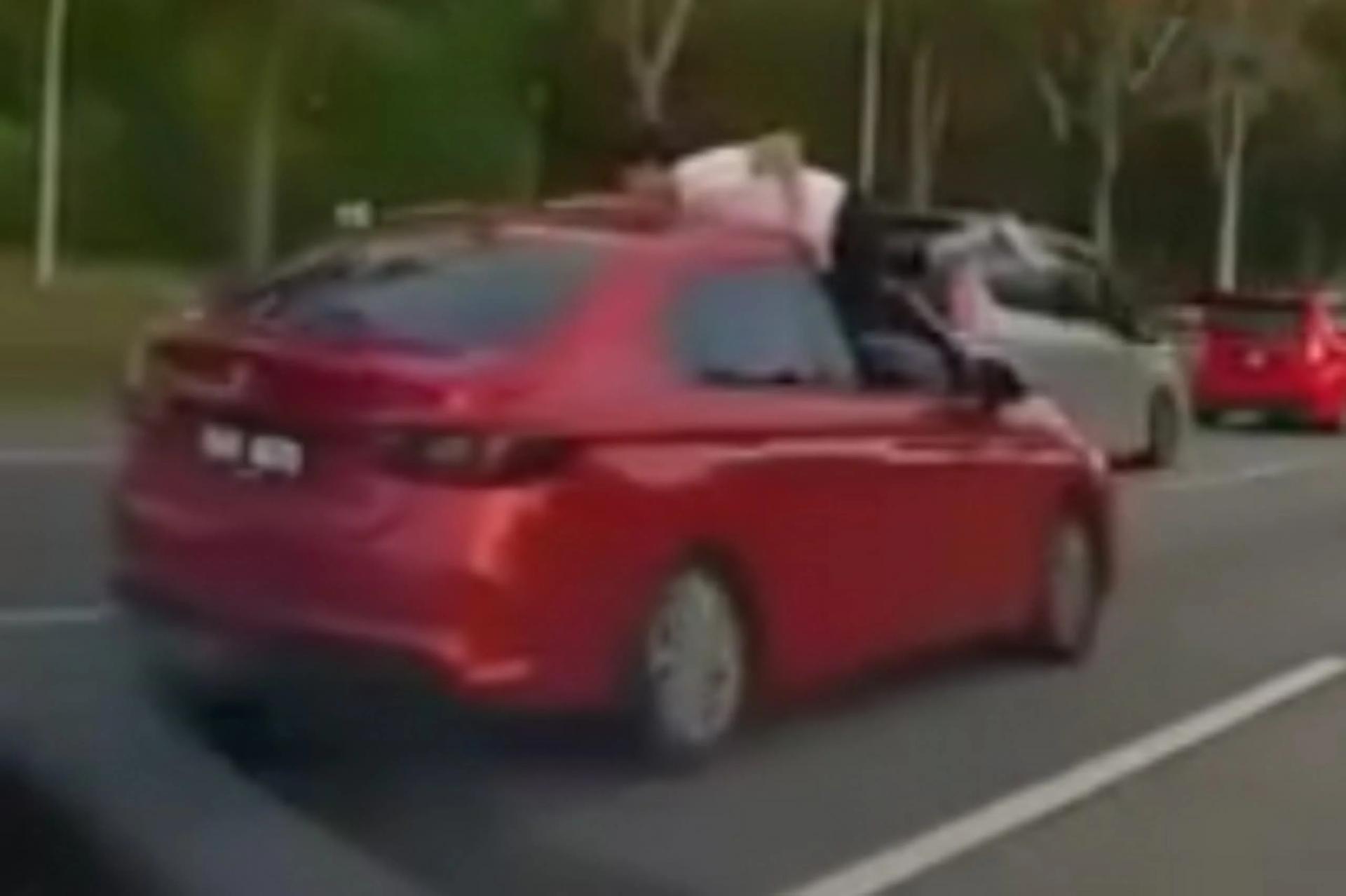 第一名乘客从司机座位窗口爬出。