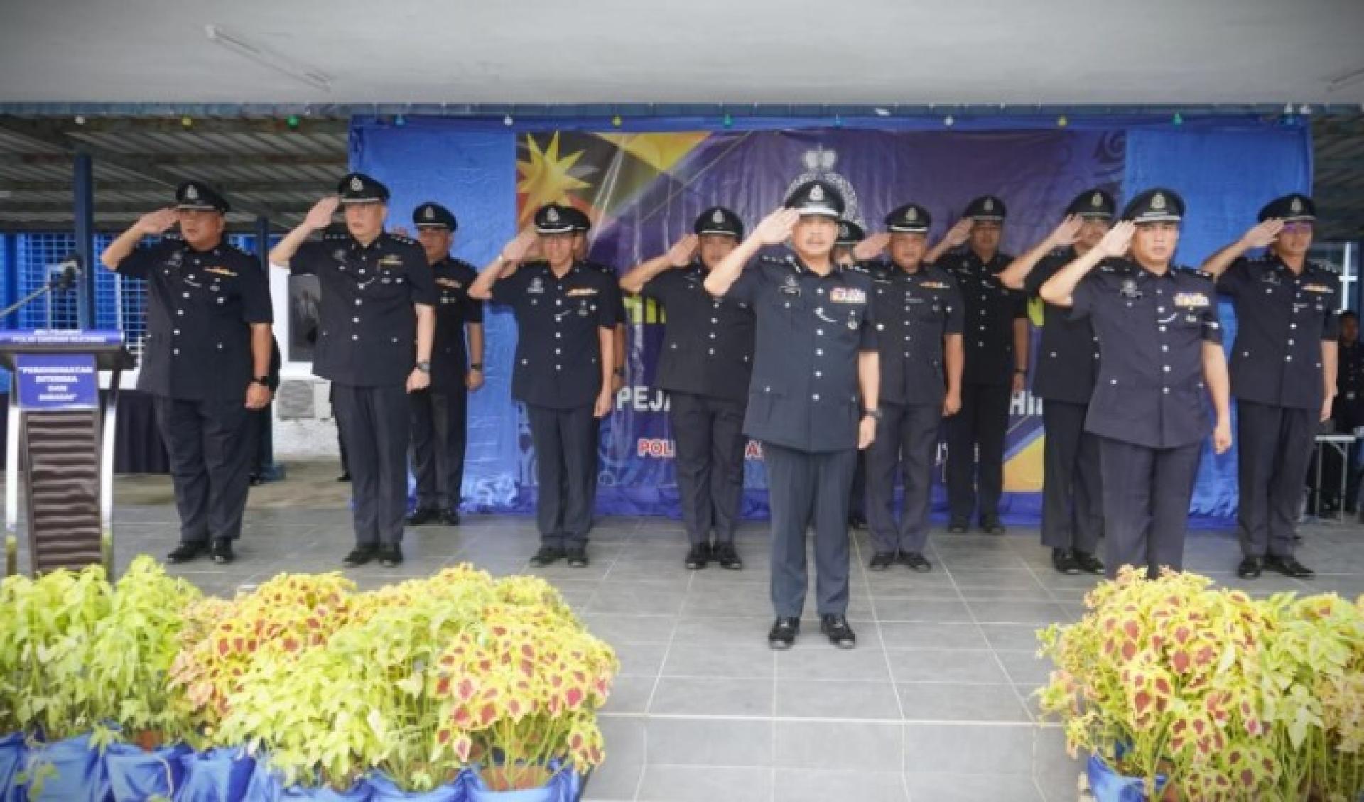 纳嘉查布（中）与下属在古晋警区月度集会上敬礼。