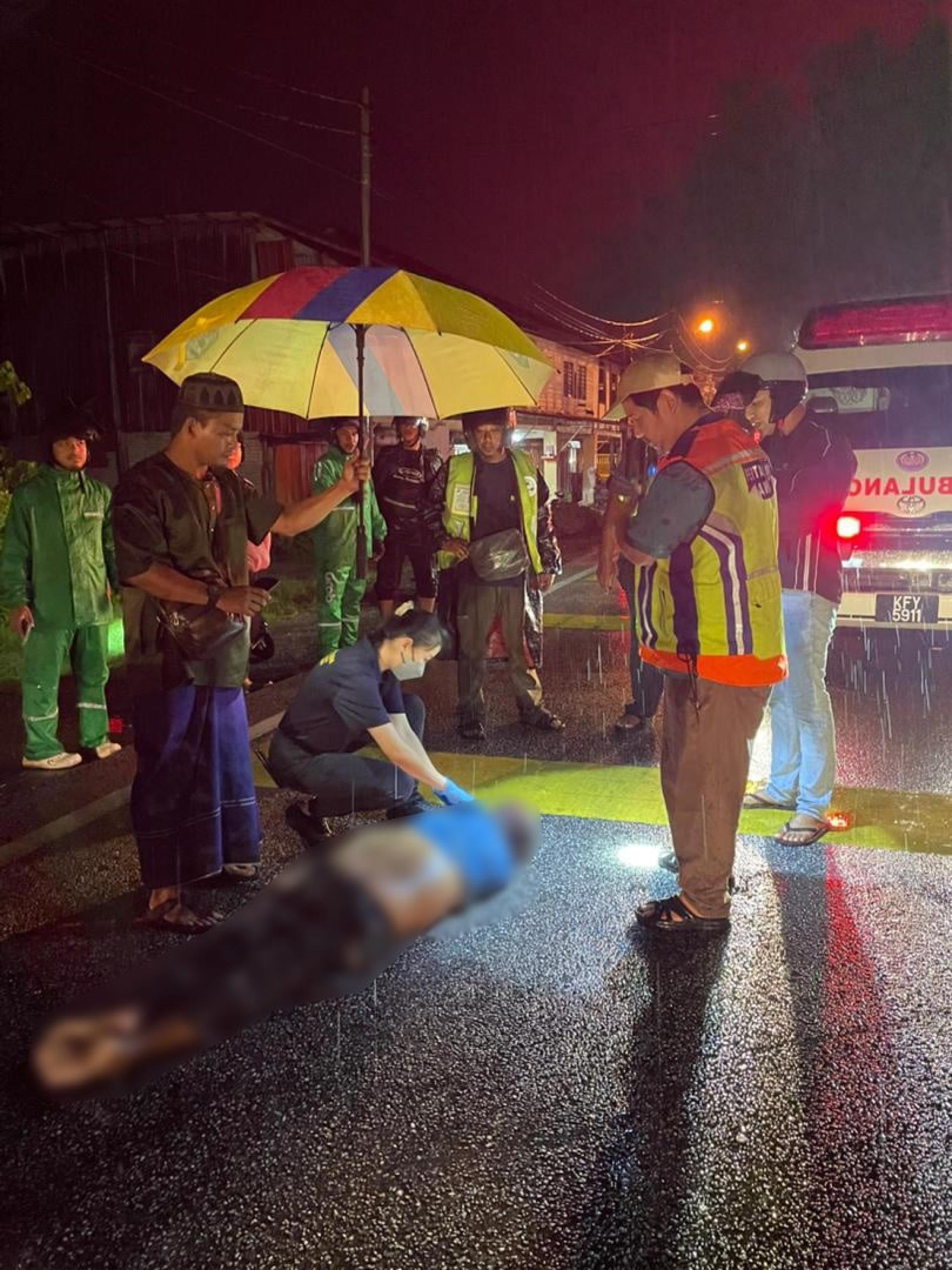 医护人员到场欲进行急救流浪汉时，发觉他已身亡。