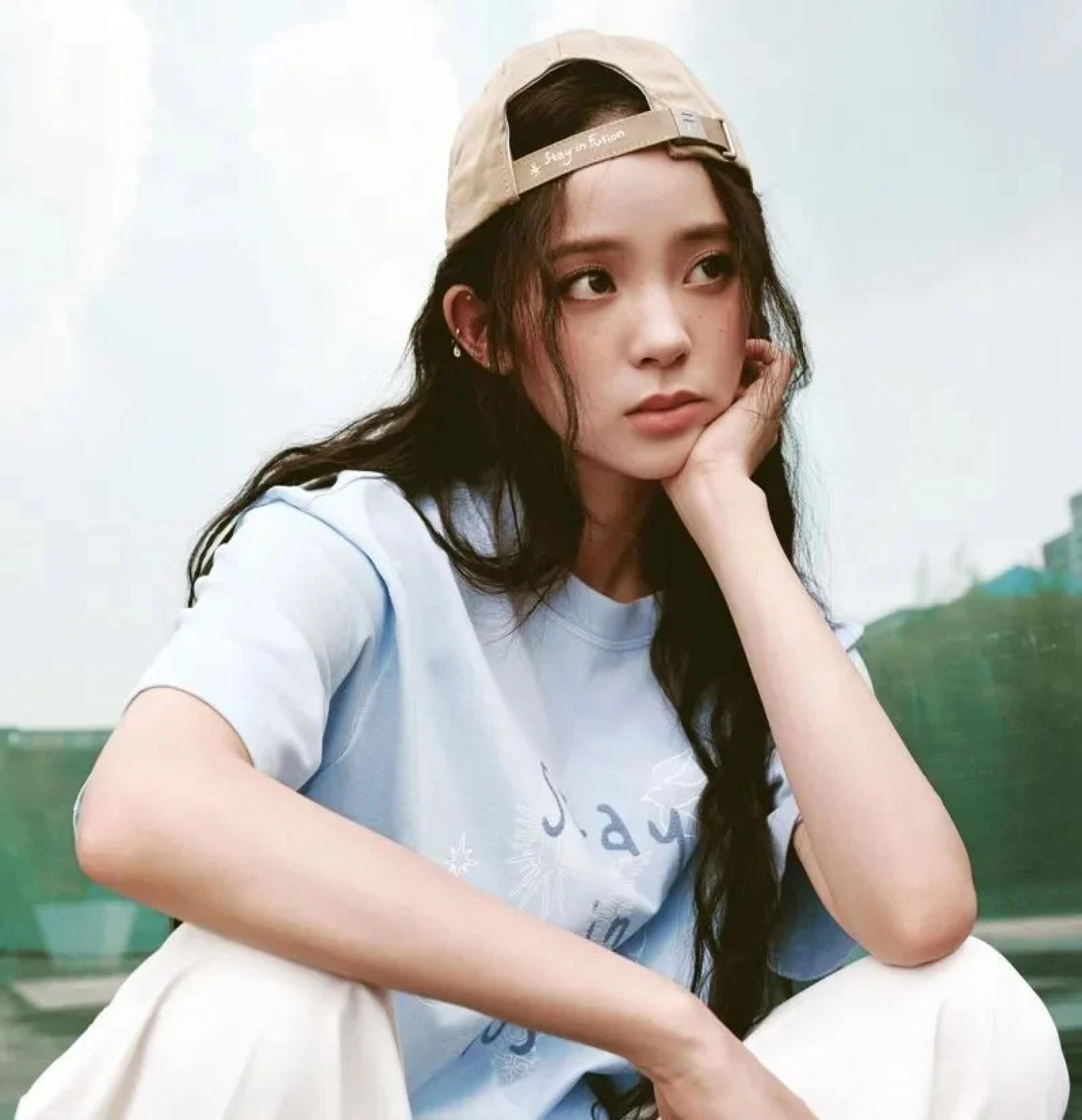 艺人欧阳娜娜已列为重要的行政查察对象，陆委会15日强调，艺人若说是经纪公司操作也并不能够卸责。（图：微博）