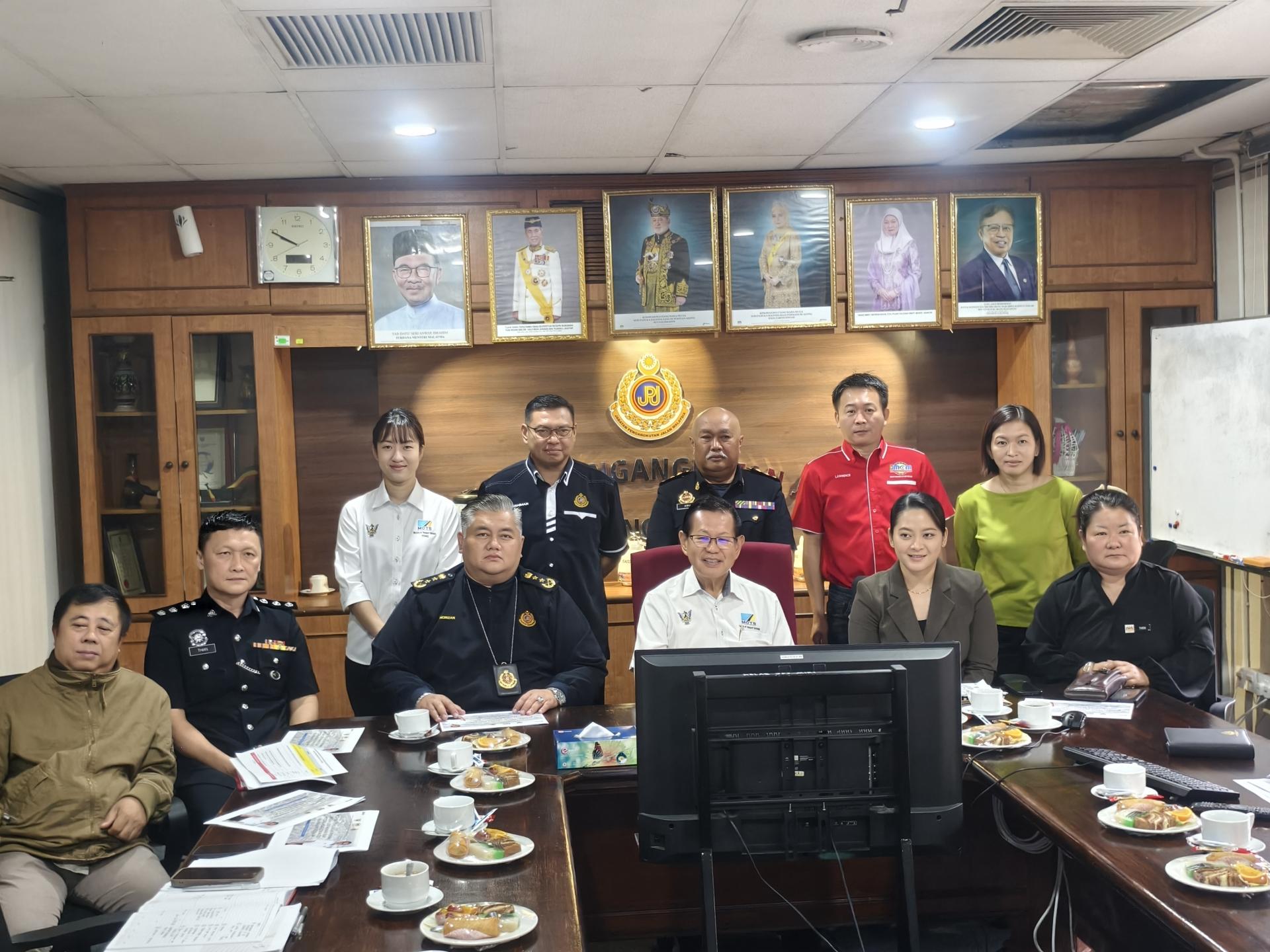 “2025年B2级摩托车驾驶执照援助计划”协调会议，各单位代表合影。前排左3起为砂陆路交通局  局长诺里占，砂交通部长拿督斯里李景胜及美里陆路交通局局长菲菲苏赫丝蒂。