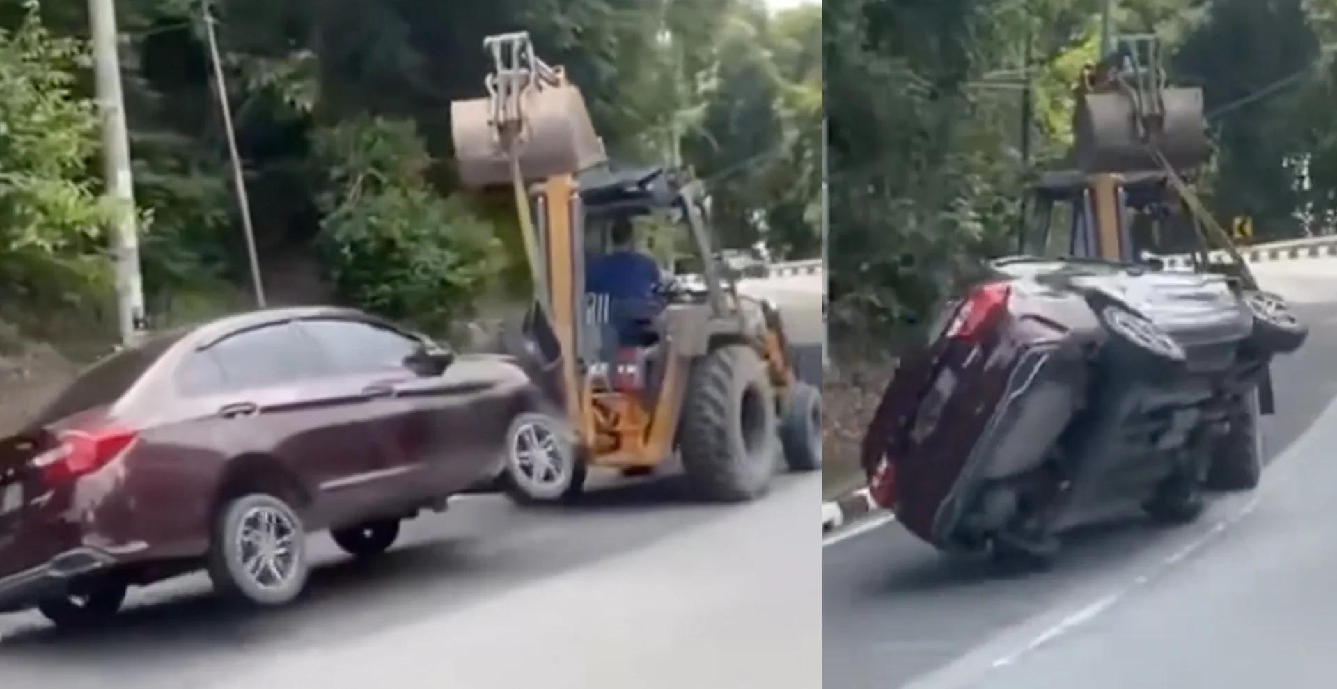 反铲挖土机充当拖车，结果拖的车在路上失衡翻覆。