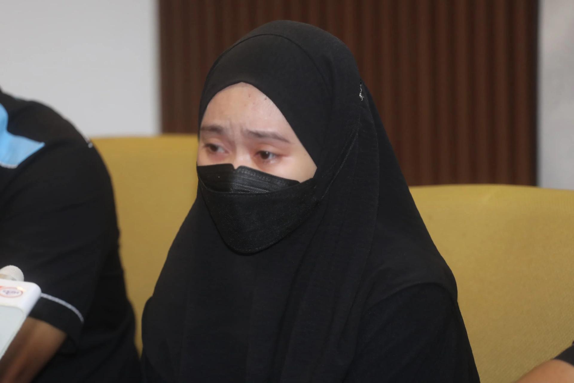 女事主说担心妹妹安危，在记者会忍不住哽咽。