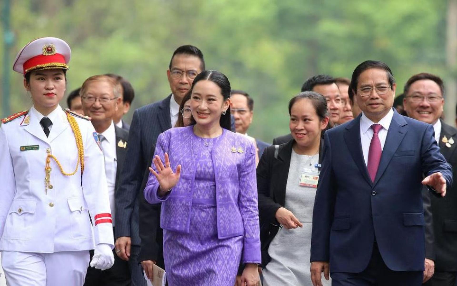 泰国首相佩通坦（中）5月16日到河内进行两天访问，并与越南总理范明政（右）见证了多项合作文件的签署。