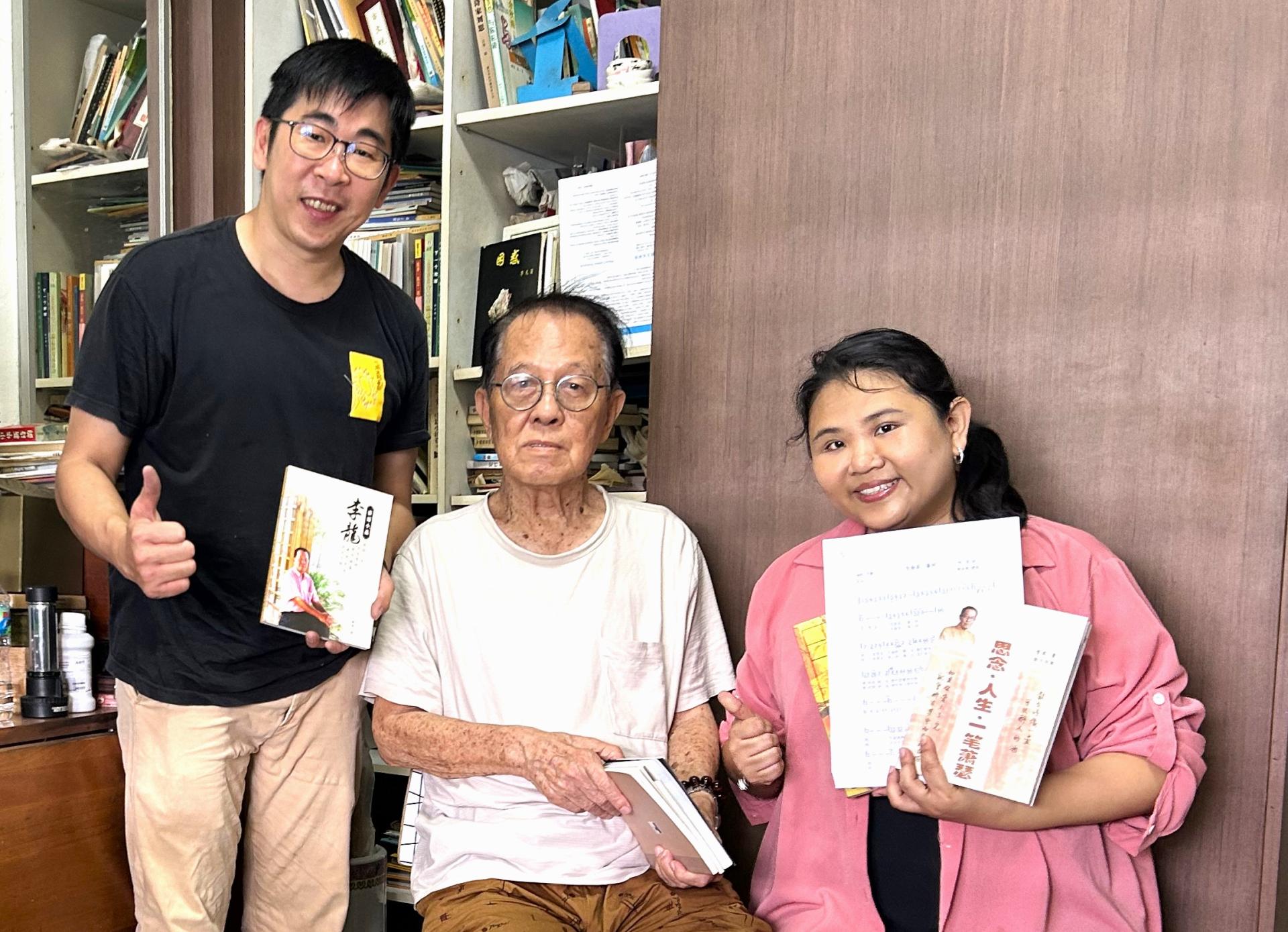李朝来（中）捐赠艺文书刊予戏剧文化馆。左是心向太阳剧坊主席沈国明，右则是心向太阳剧坊创始人之一陈秋凤。