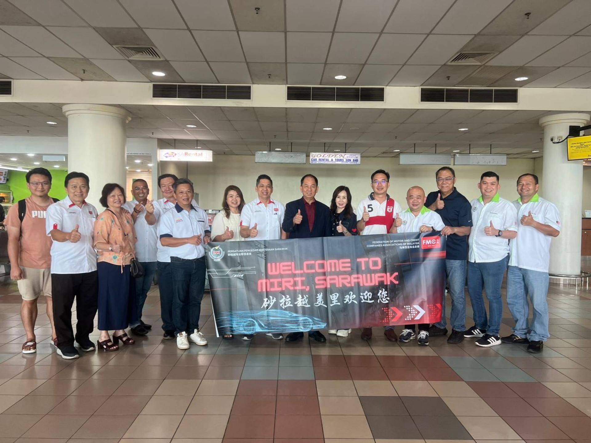 全国大马车商总会总会长拿督许综文（右7）率队抵达里机场，受到主办当局热烈欢迎。右1是会长邓敬忠及主席彭康隆（右4）。