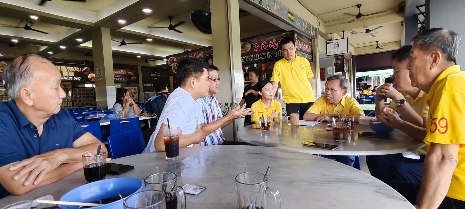 .民众向沈桂贤（右3）反映有关问题。