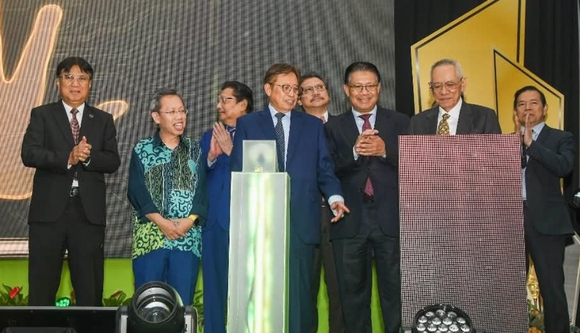 砂总理阿邦佐哈里（左4）出席砂能源供应商和承包商颁奖典礼并主持仪式。