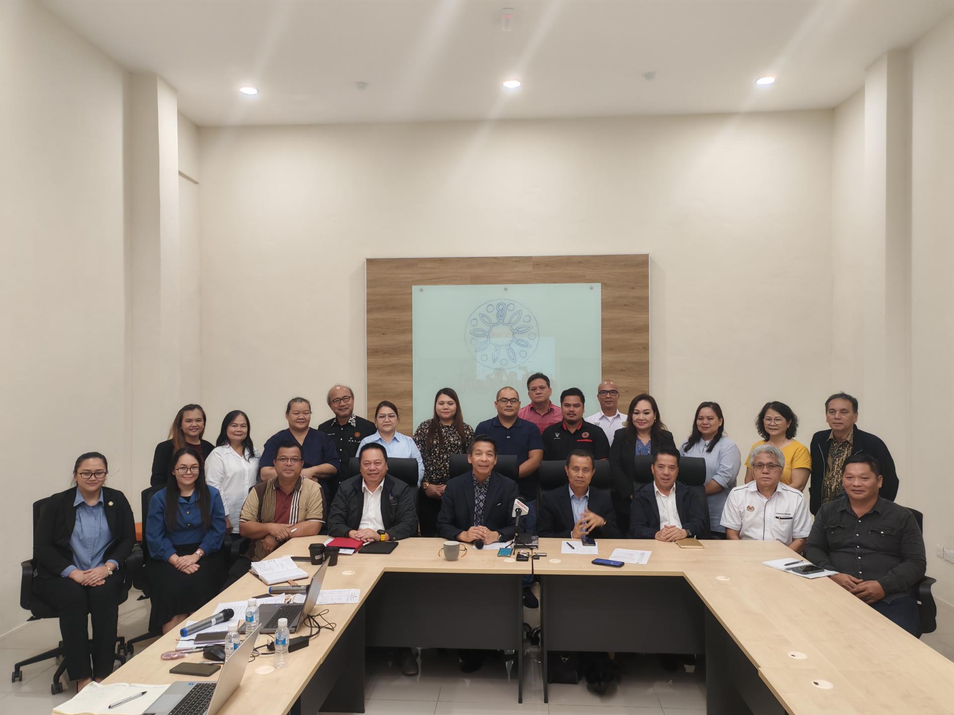 筹备会主席兼德浪乌山区州议员拿督丹尼斯奥（左5）与筹备会阵容合影于新闻发布会。