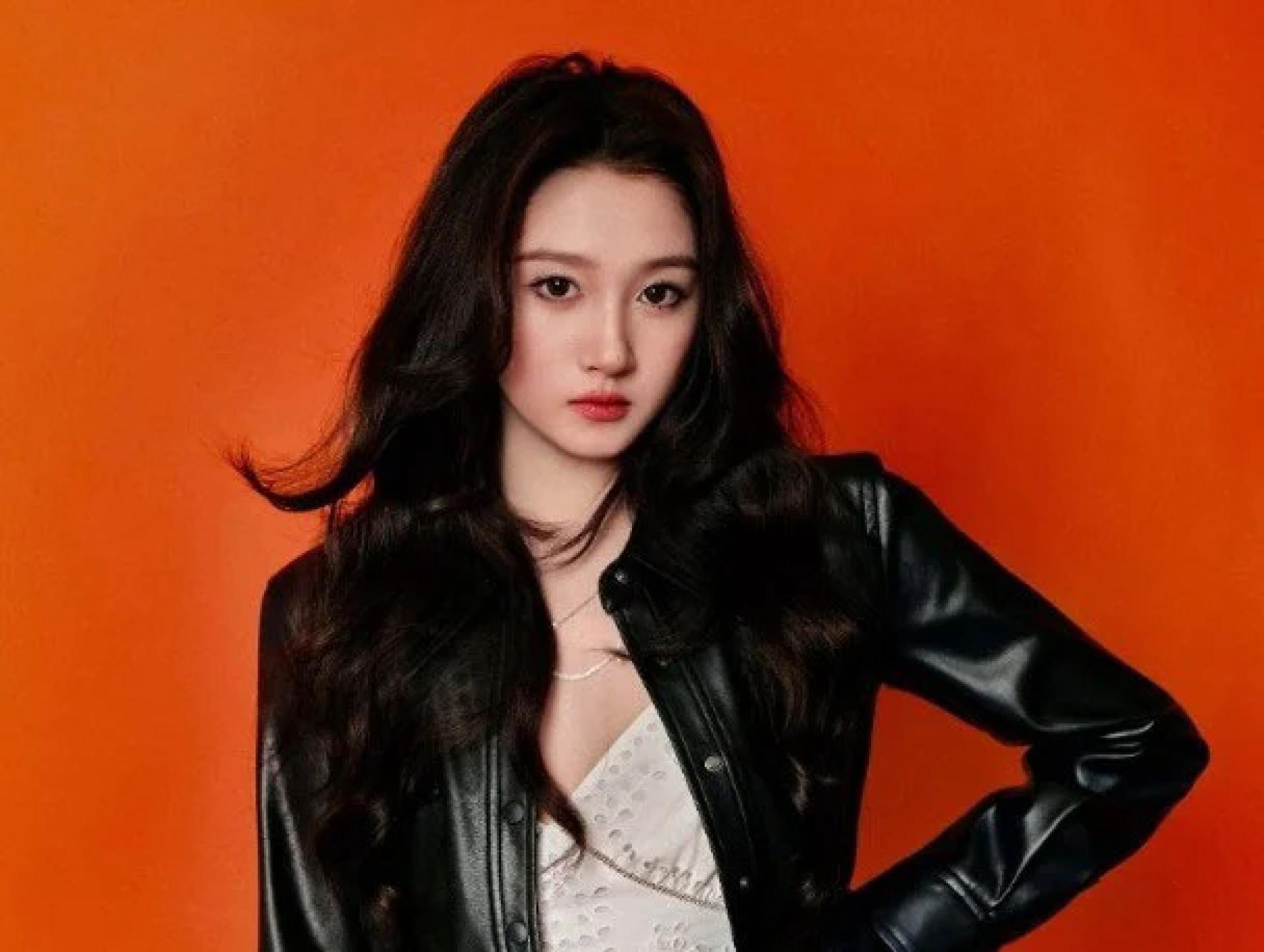 关晓彤因无名指戴戒惹结婚疑云，即晒相证明未婚。
